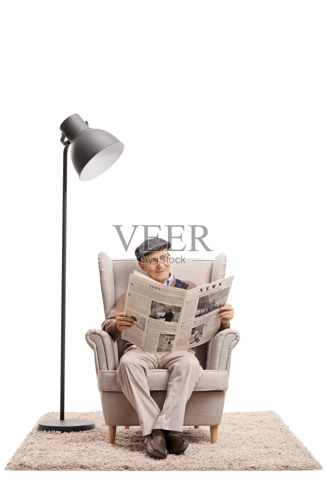 一位老人坐在扶手椅上看报纸照片摄影图片