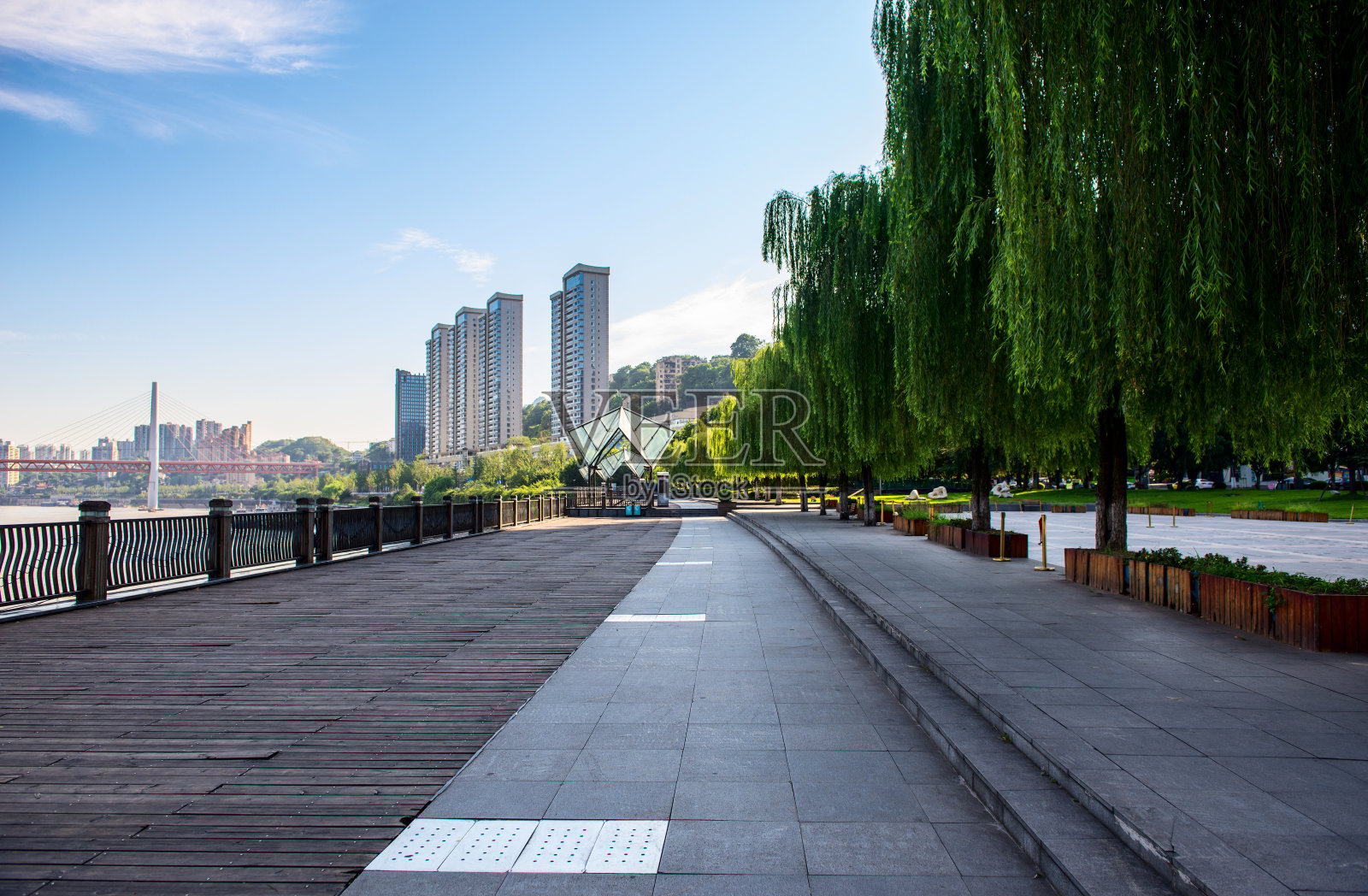 重庆城市天际线，木地板和护栏。照片摄影图片