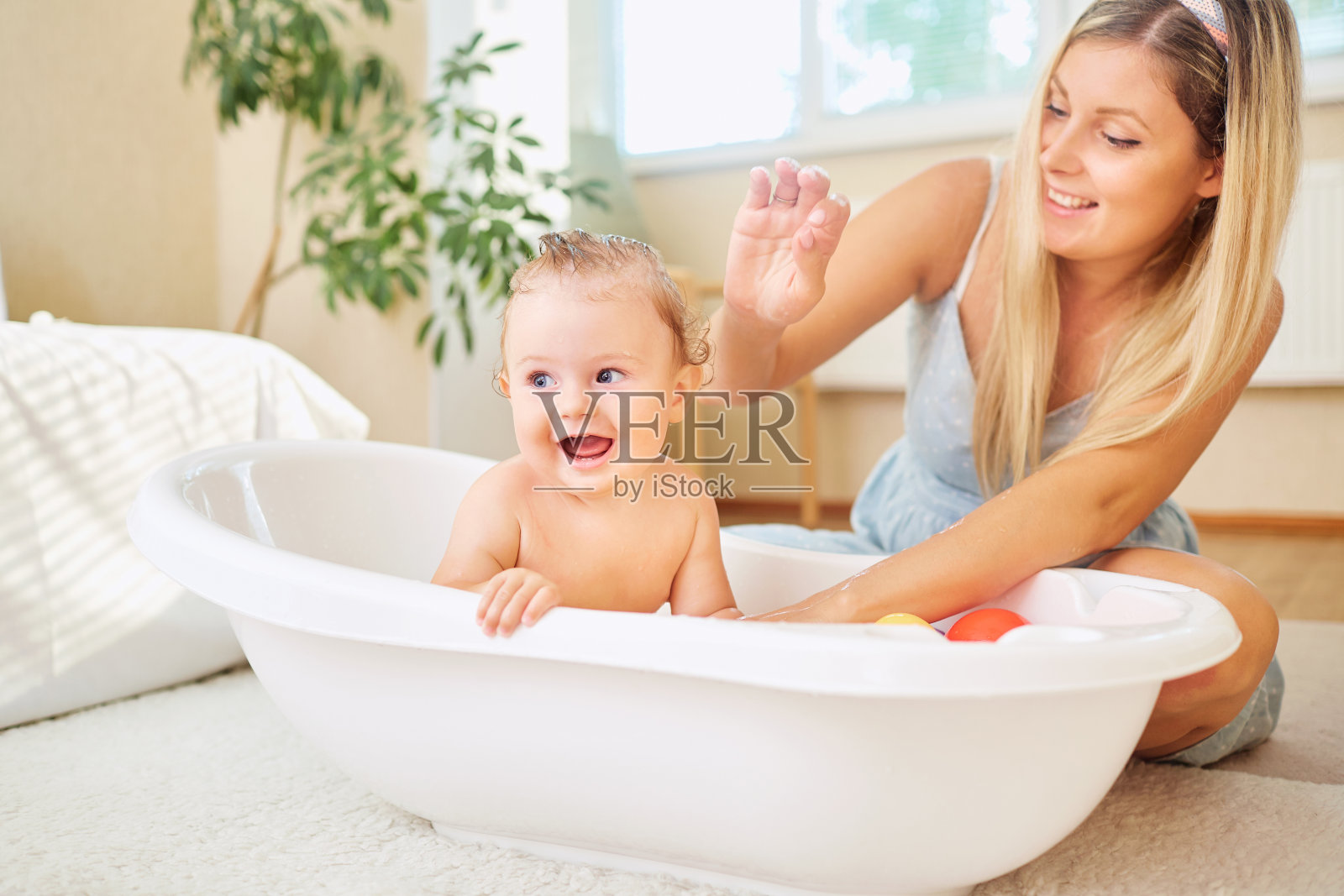 婴儿和他的妈妈在浴室洗澡照片摄影图片