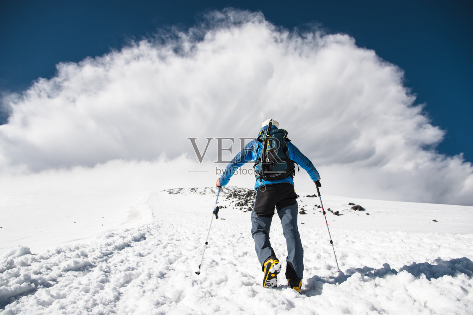 登山运动员上山迎接来自山上的暴风雨照片摄影图片