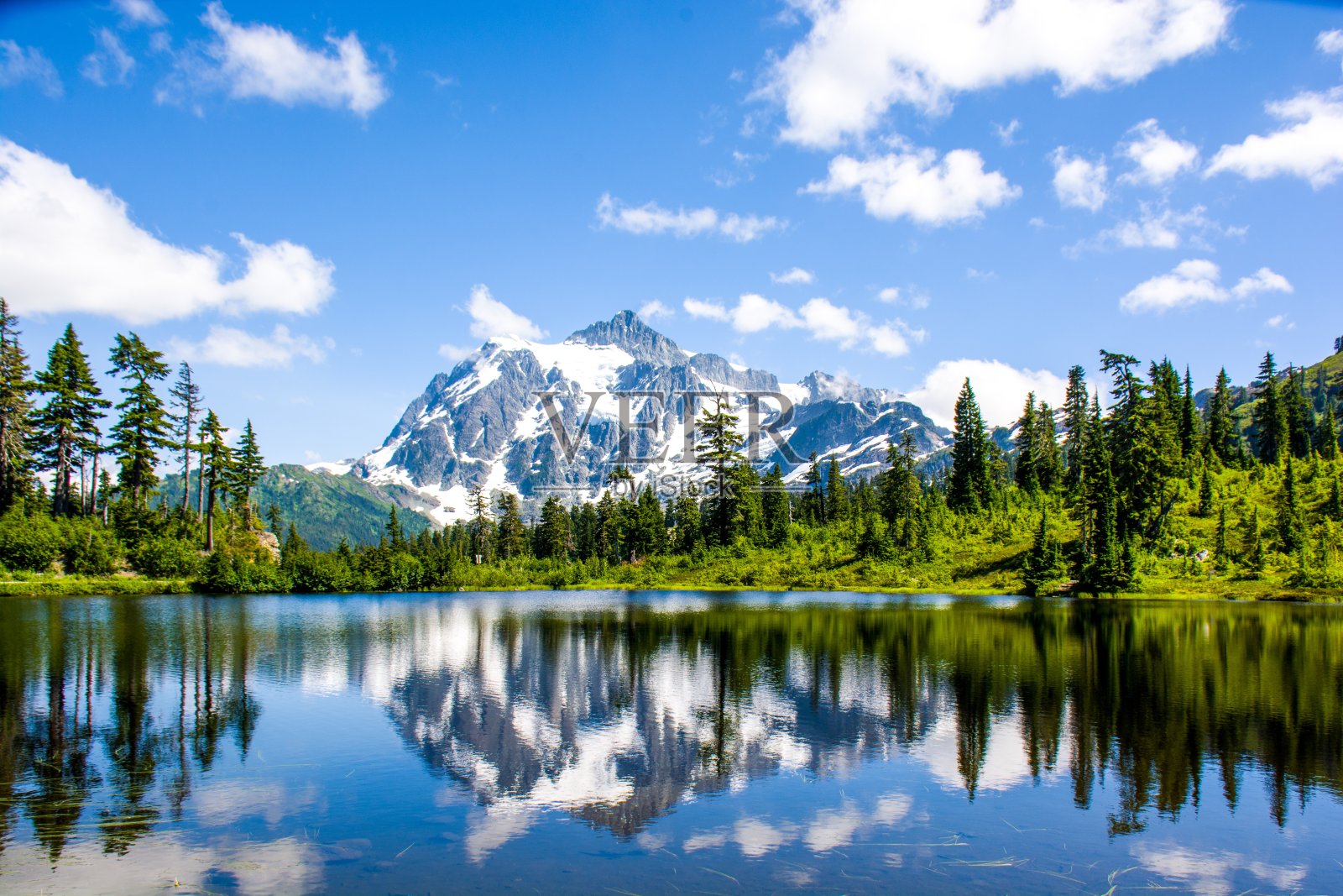 美国华盛顿州北喀斯喀特国家公园的图画湖上倒映着Shuksan山照片摄影图片