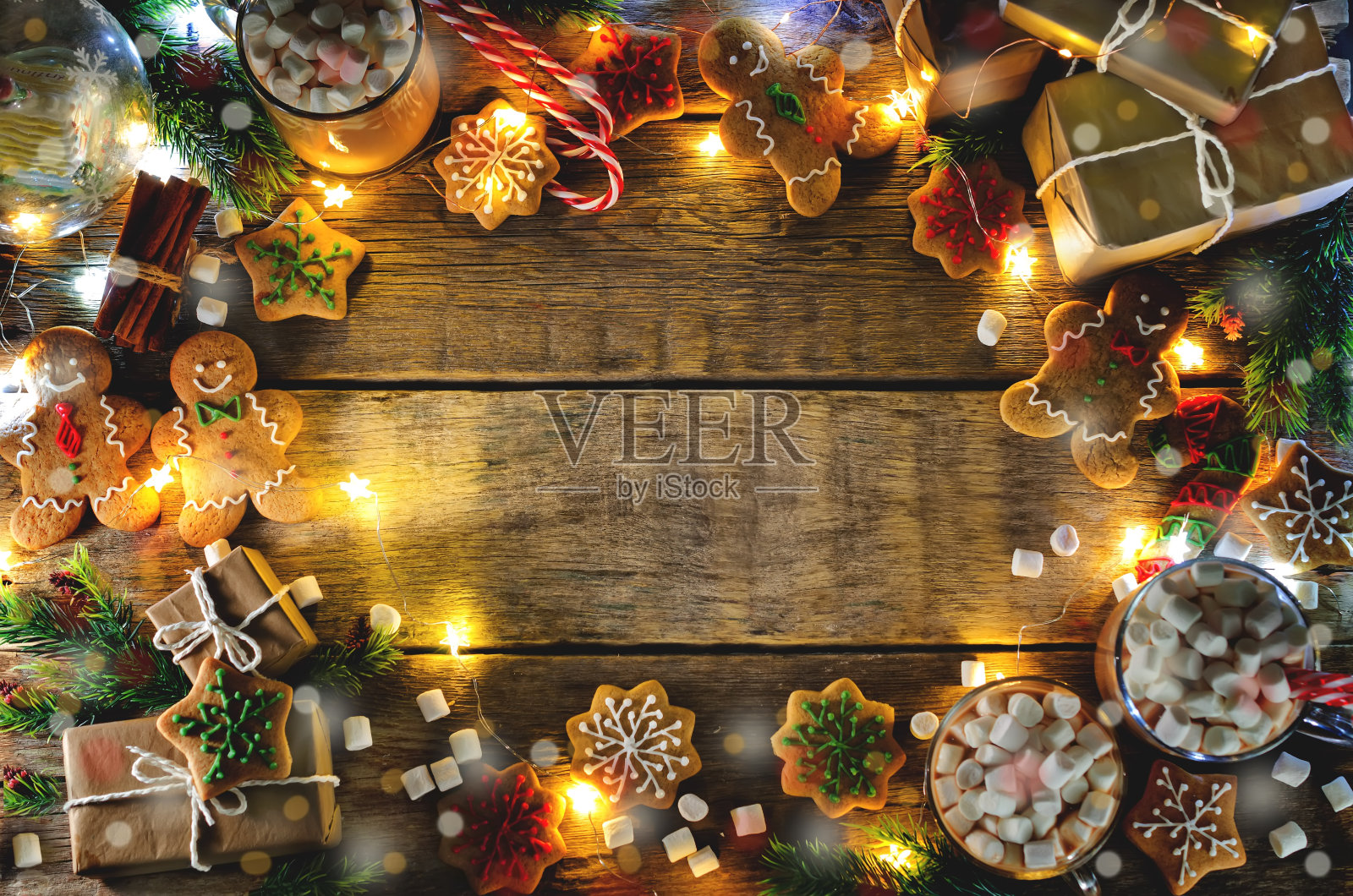 深色木质背景，可可，姜饼，圣诞树和礼物插画图片素材