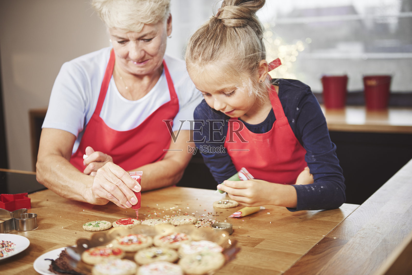 奶奶用糖霜装饰饼干照片摄影图片