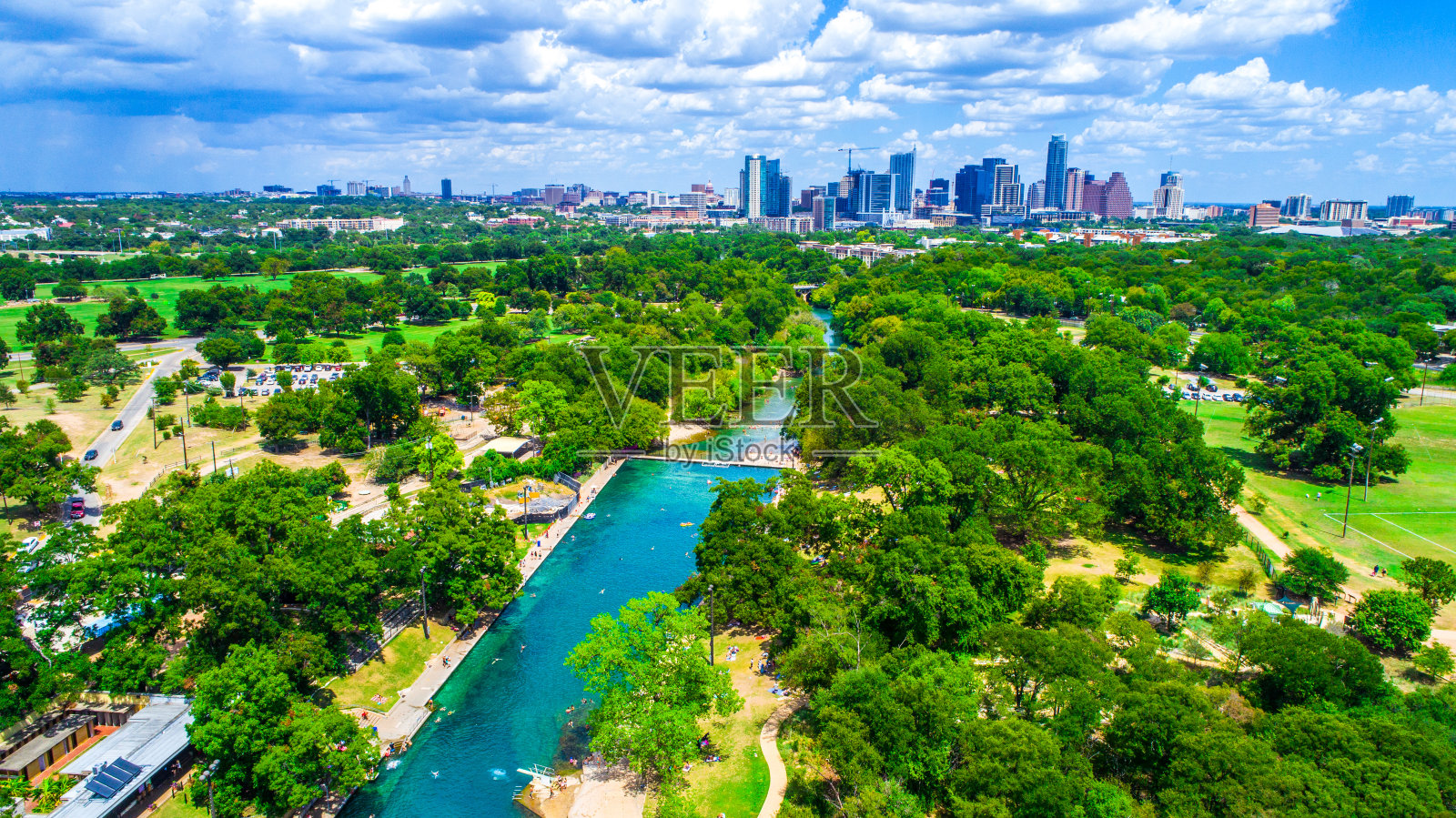 鸟瞰图上的奥斯汀德克萨斯州地标巴顿温泉池绿色天堂上面著名的游泳洞照片摄影图片