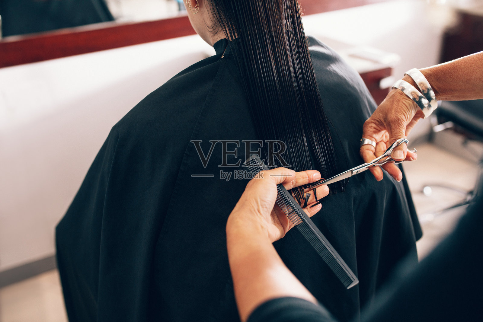 美发师正在美发厅为一位女士理发照片摄影图片