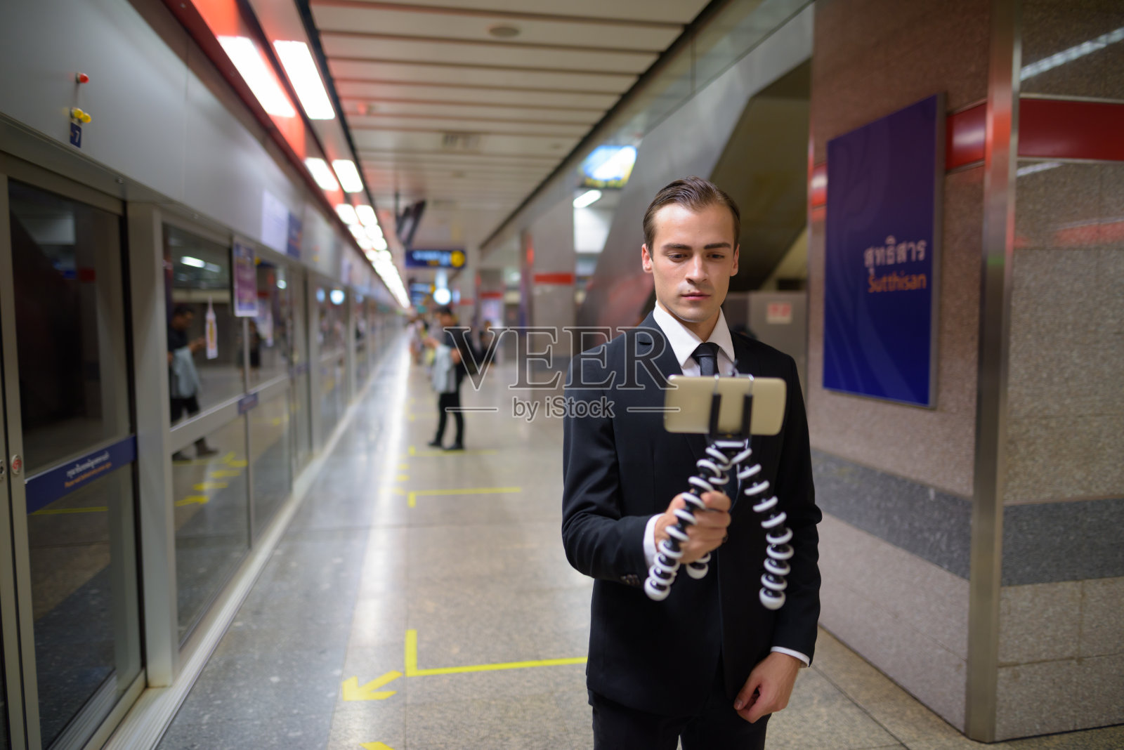 泰国曼谷地铁站内年轻商人的肖像照片摄影图片