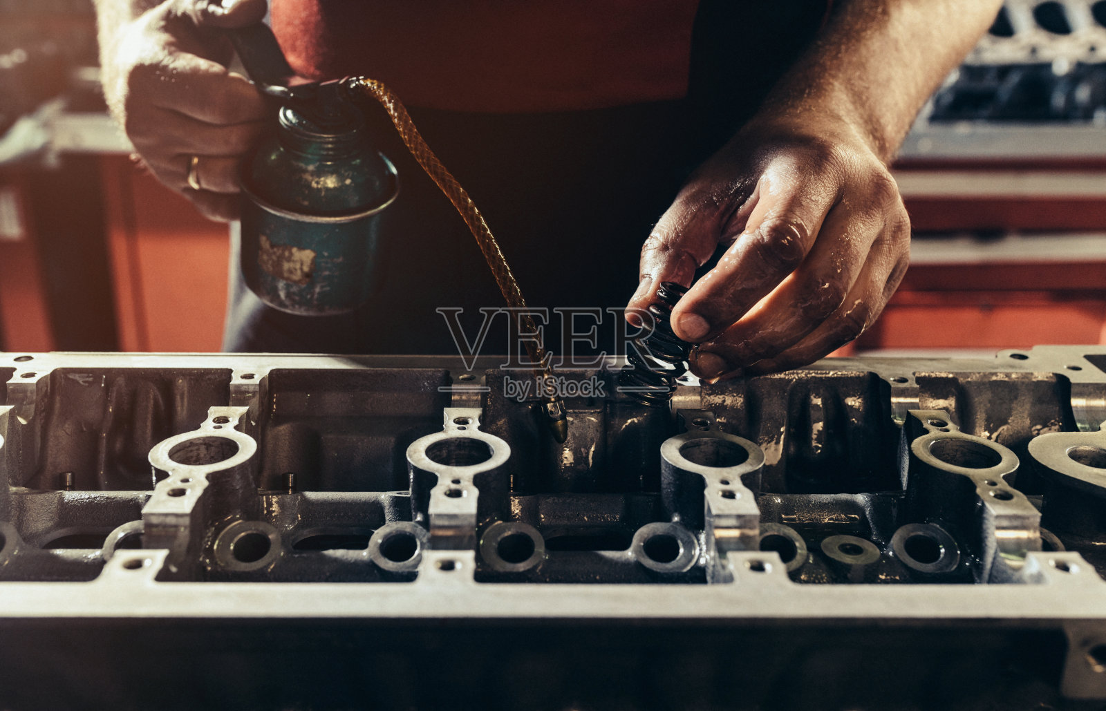 专业汽车修理工在汽车修理厂修理V10发动机照片摄影图片