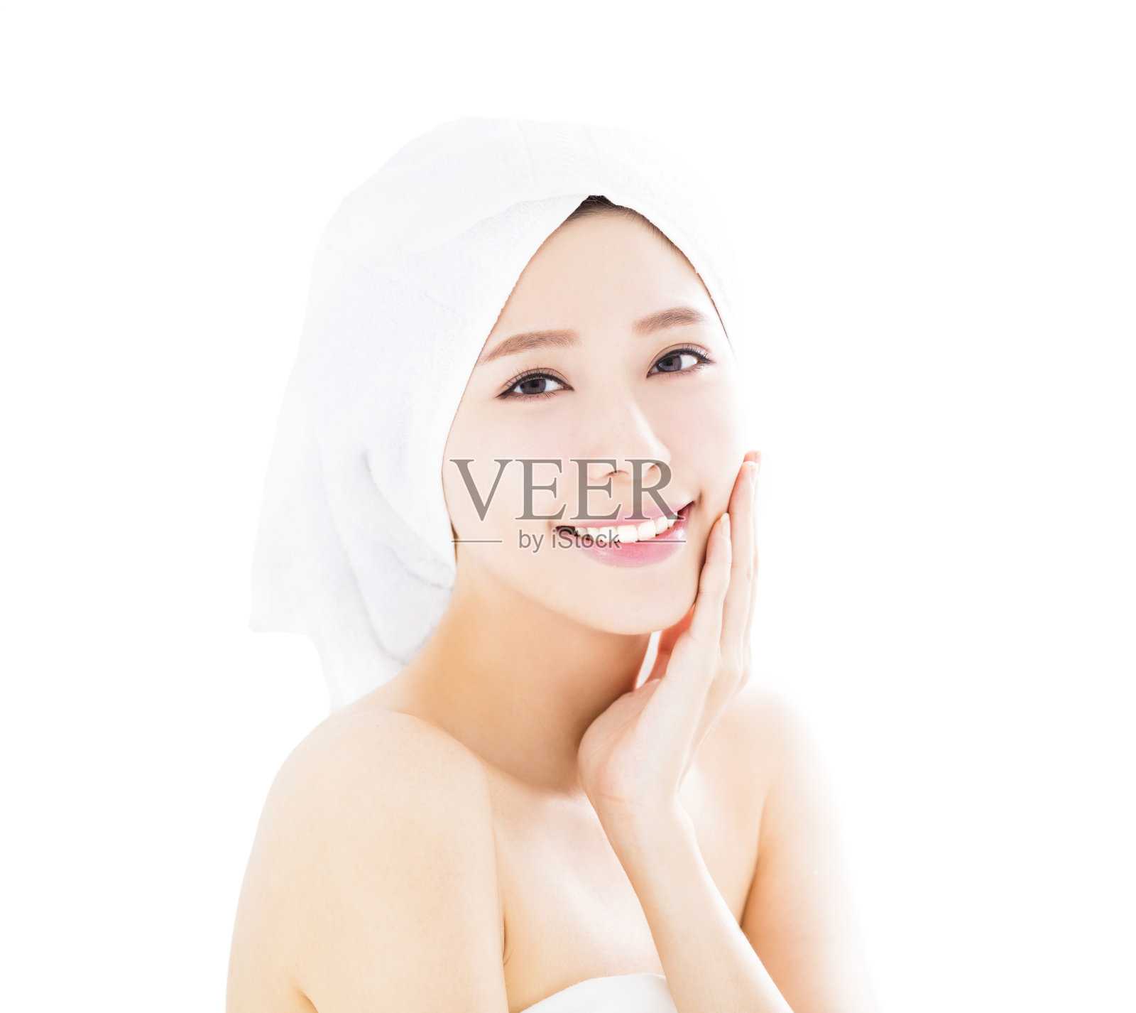 年轻女子头上裹着毛巾在水疗沙龙照片摄影图片