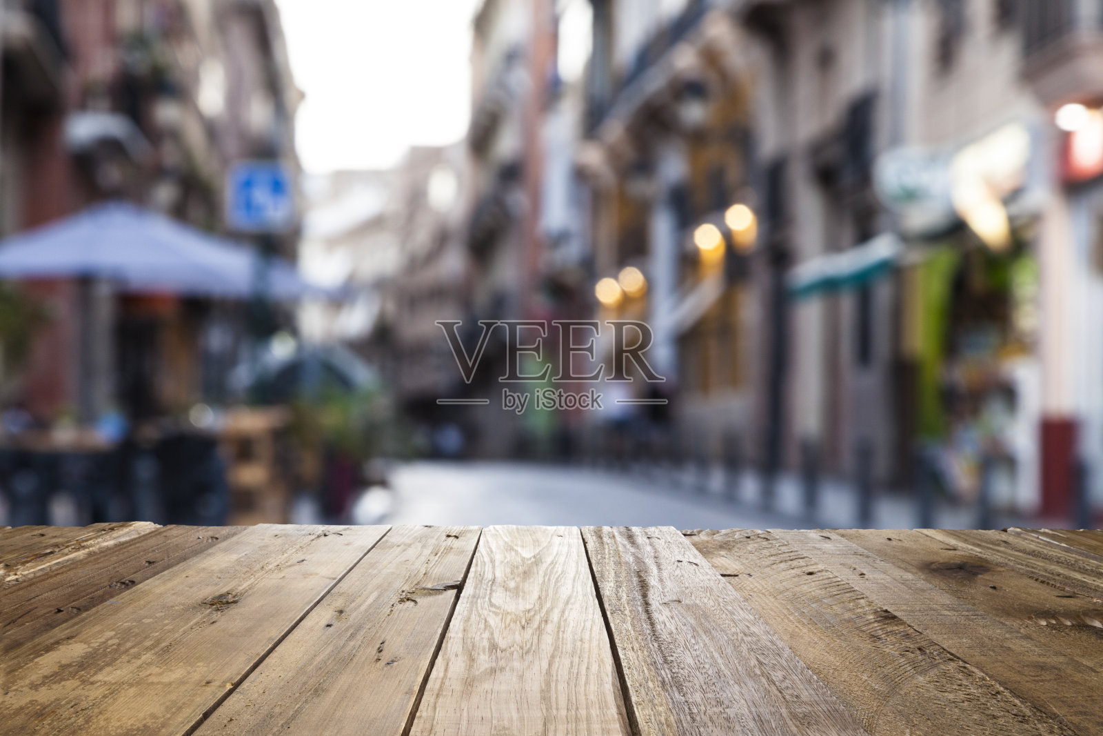 空木桌与散焦街道在背景照片摄影图片