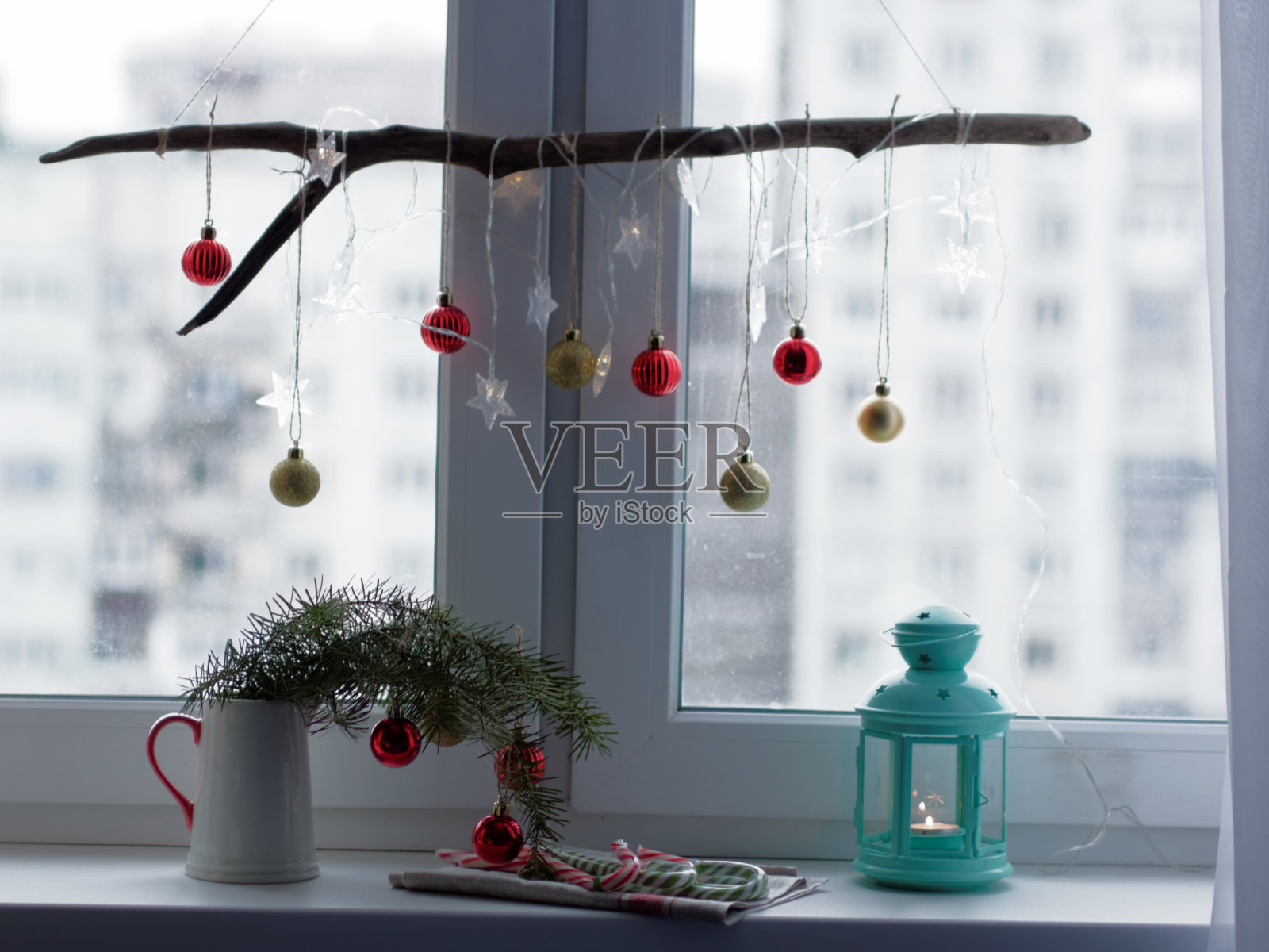 窗台上的圣诞装饰照片摄影图片