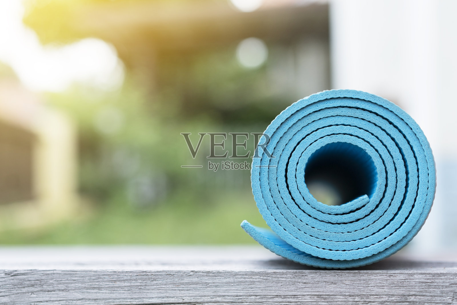 蓝色瑜伽垫运动健康理念照片摄影图片