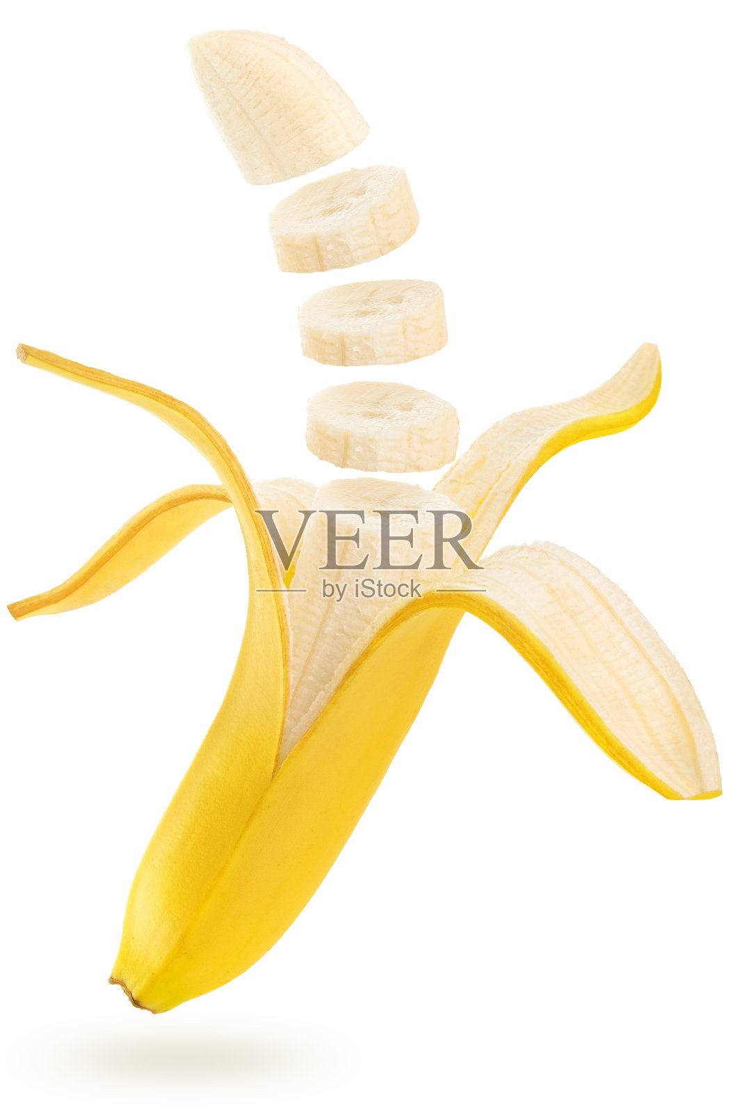 切片香蕉漂浮在白色的背景上照片摄影图片