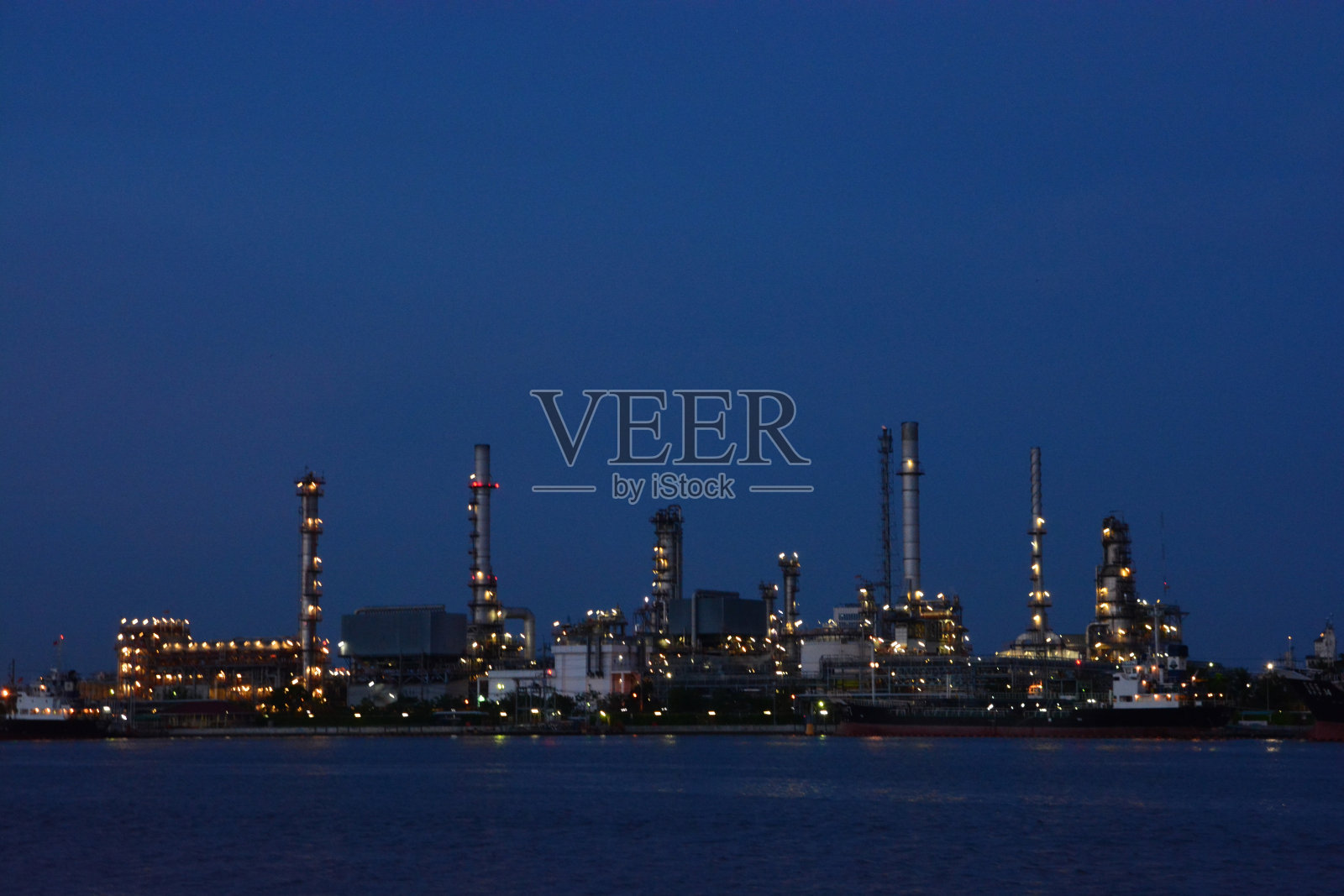 傍晚的炼油厂照片摄影图片