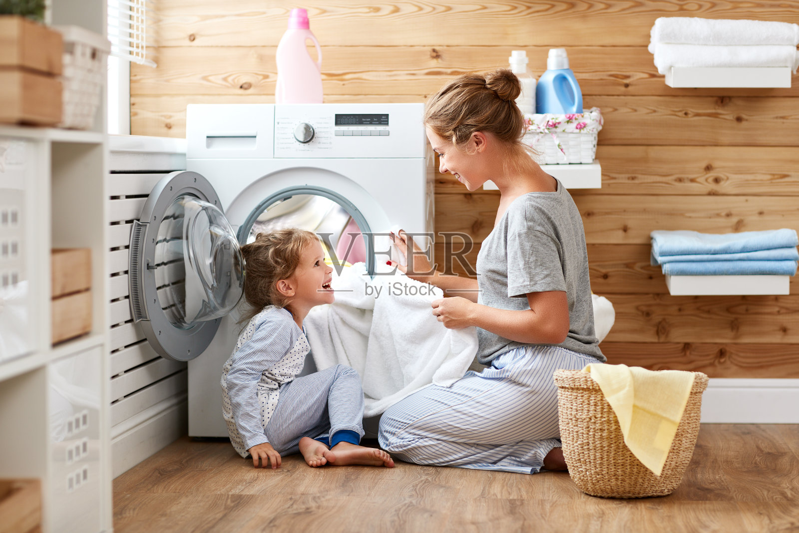 幸福的家庭，母亲，家庭主妇和孩子在洗衣机洗衣机照片摄影图片