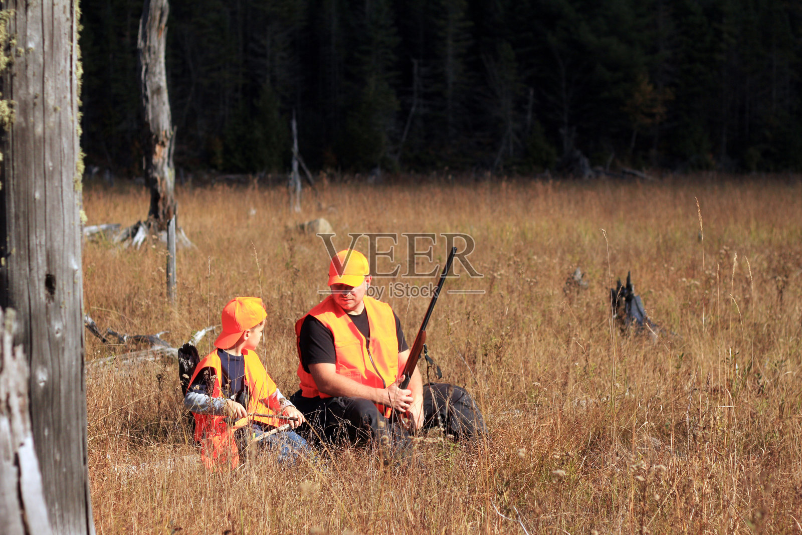 父亲和儿子在打猎照片摄影图片