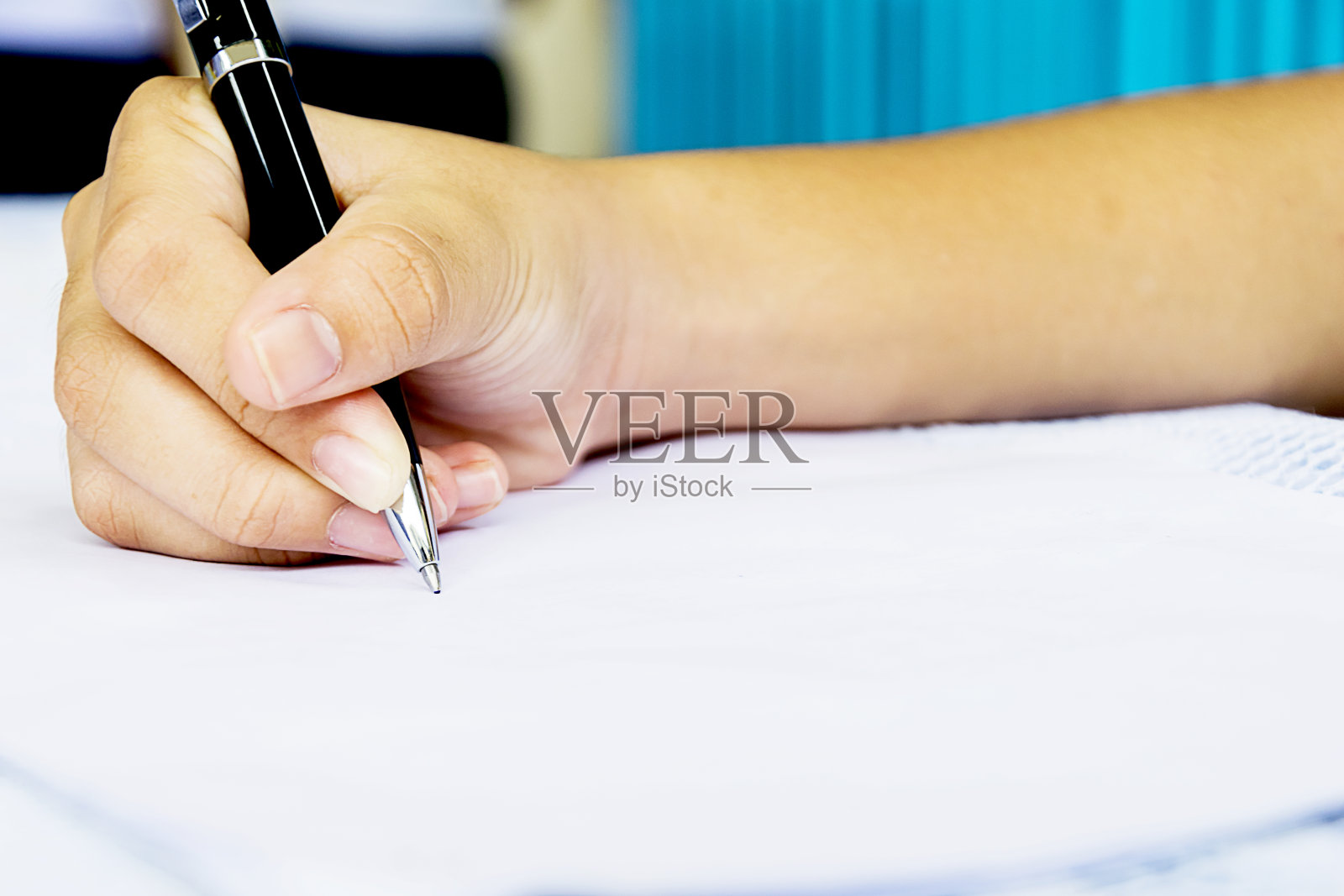 黑色豪华笔筒用于在文件上写字。照片摄影图片