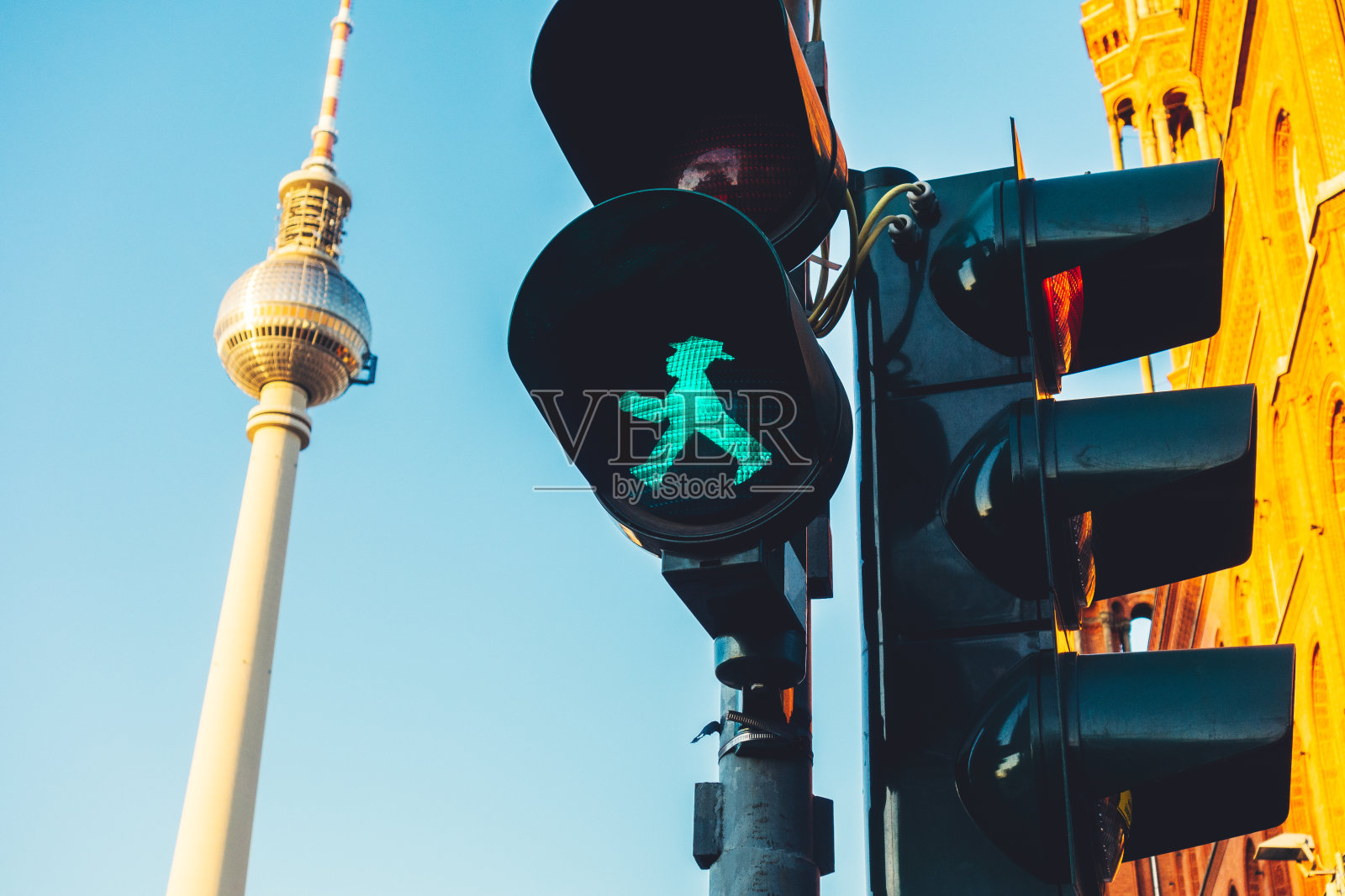 柏林的绿色交通灯，背景是电视塔照片摄影图片
