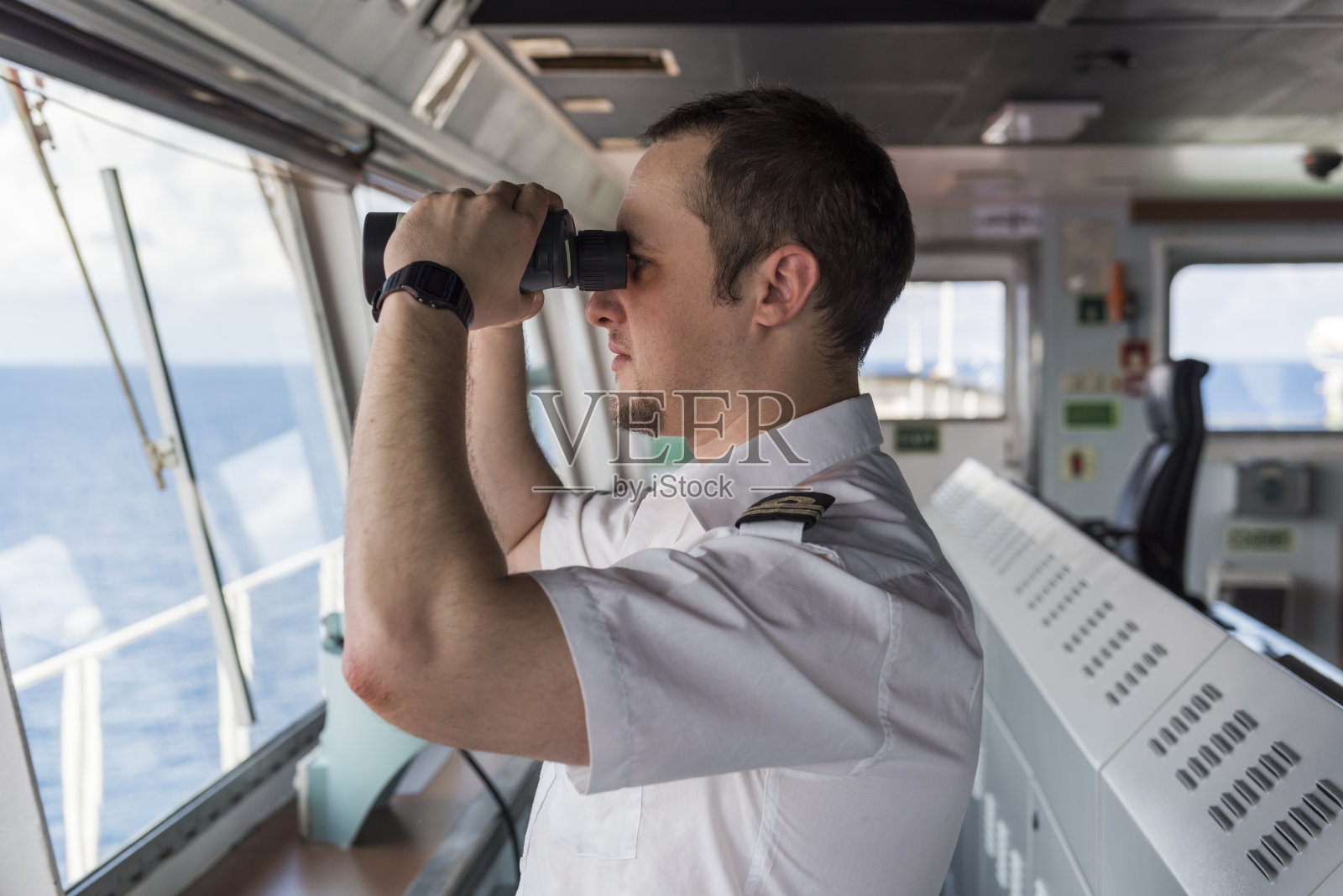 高级航海员驾驶他的船照片摄影图片