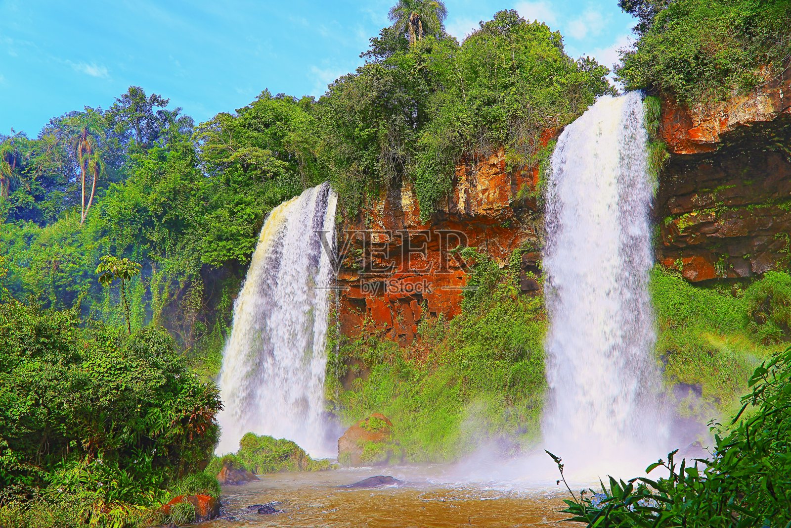 令人印象深刻的伊瓜苏瀑布景观与雨林在阿根廷一侧，在自然景观中引人注目的美丽-田园般的魔鬼的喉咙-巴西Foz do Iguacu，巴拉那，伊瓜苏港，米塞内斯和巴拉圭的国际边界-南美照片摄影图片