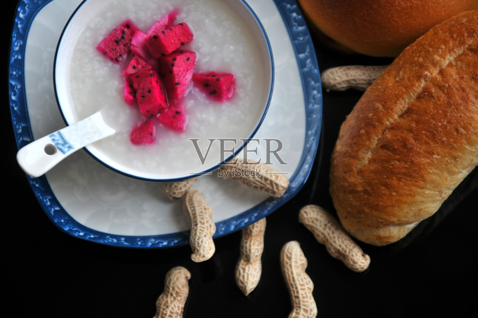 新鲜的火龙果粥和面包照片摄影图片
