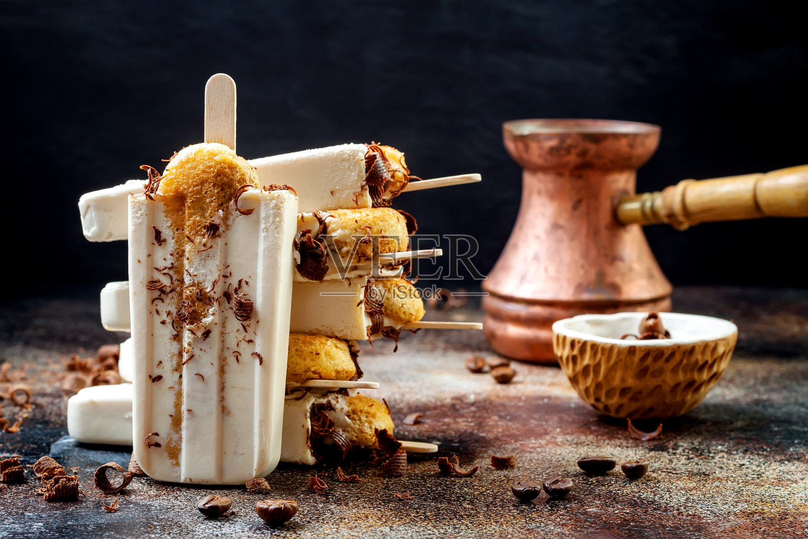 提拉米苏冰棒。用意大利savoiardi饼干和提拉米苏做成的冰棍放在质朴的餐桌上。照片摄影图片