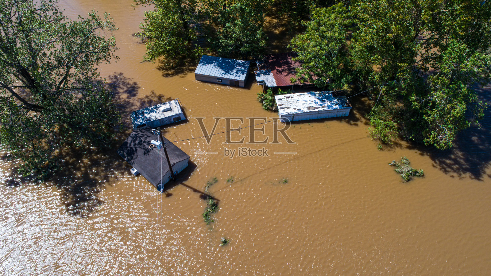 飓风哈维造成的破坏2017年德克萨斯州哥伦布市被淹没在几英尺深的水里房子房子仍然被淹没在水里照片摄影图片