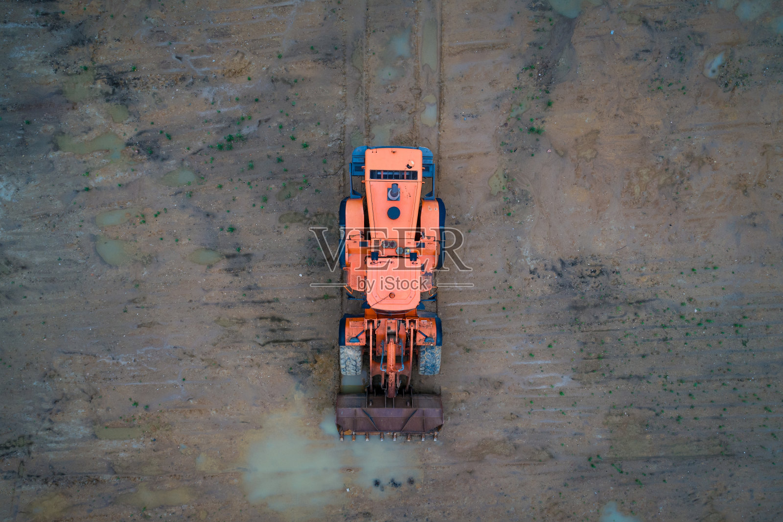 工作中的橙色装载机推土机鸟瞰图照片摄影图片