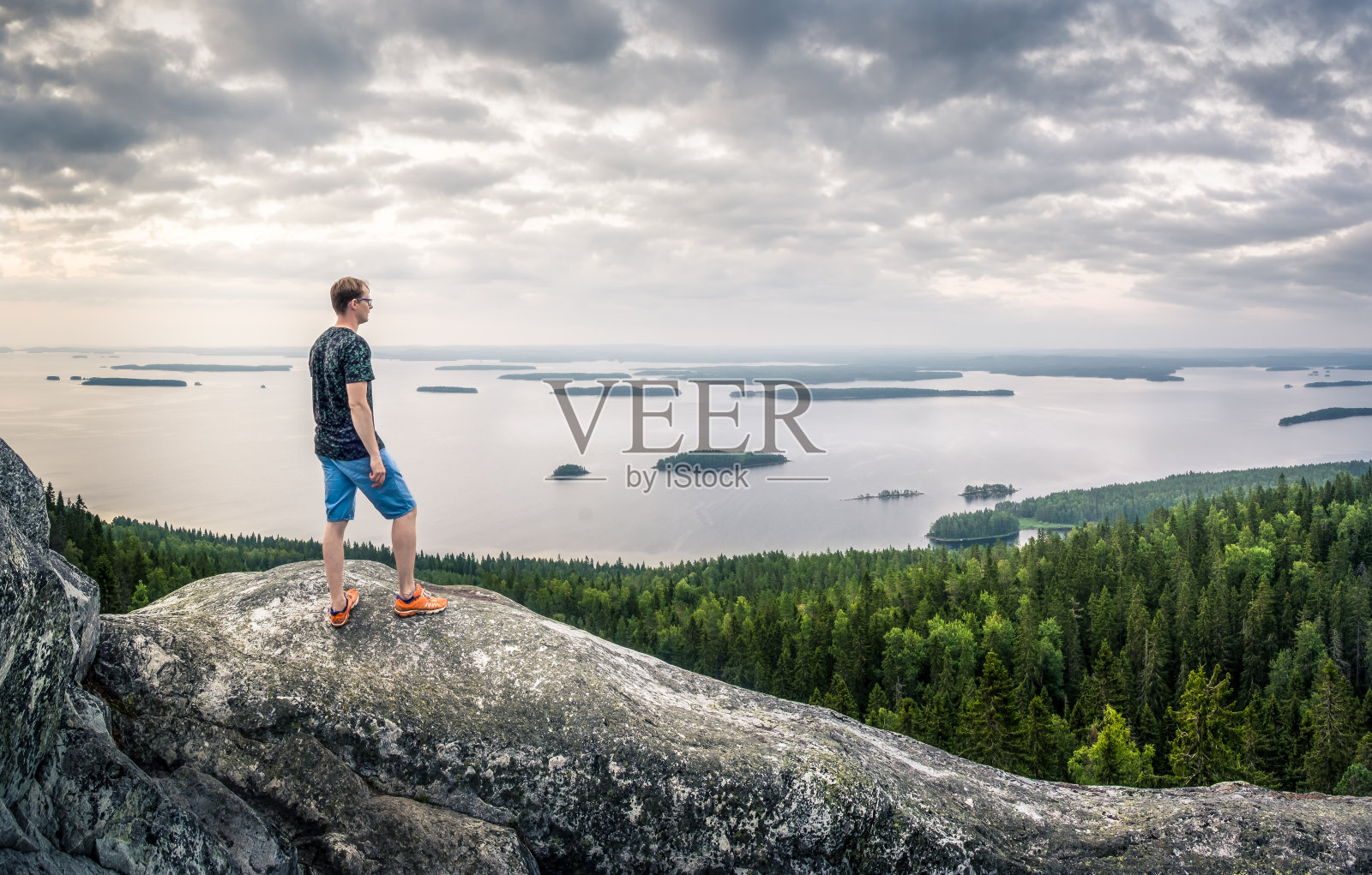 在芬兰的科利，一个徒步旅行者站在美丽的田园诗般的山前照片摄影图片