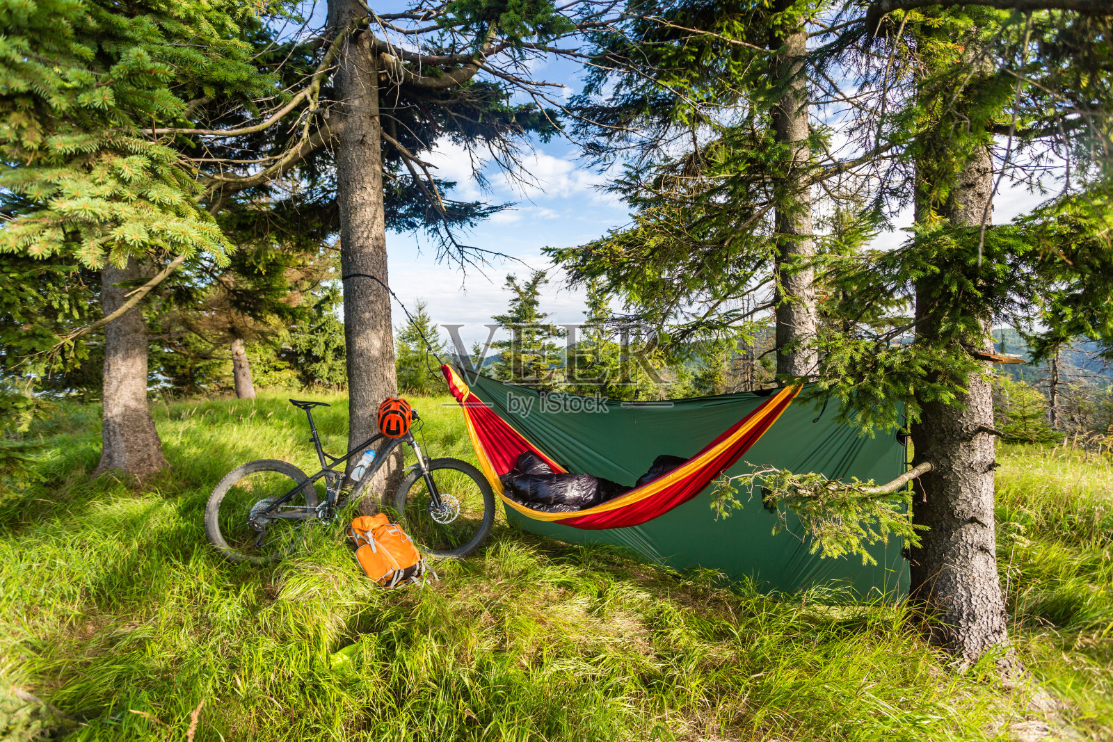 用吊床露营在夏天的树林里骑自行车旅行照片摄影图片