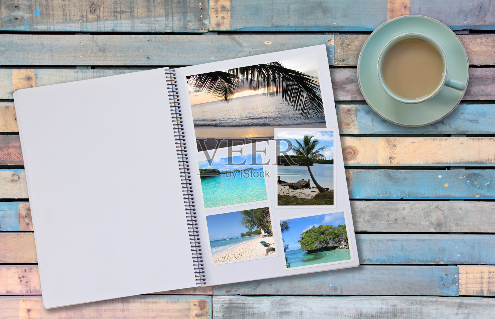 旅行照片集放在木地板桌子上，咖啡或茶在杯子里照片摄影图片