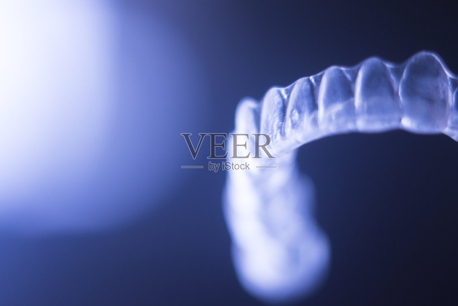 隐形塑料现代技术牙槽矫正器矫正牙齿排列在美学牙科。照片摄影图片