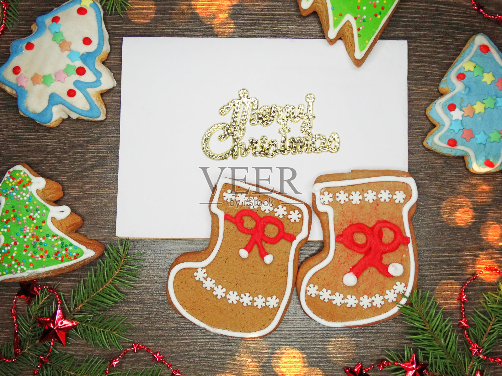 圣诞饼干，贺卡和装饰木制的背景照片摄影图片