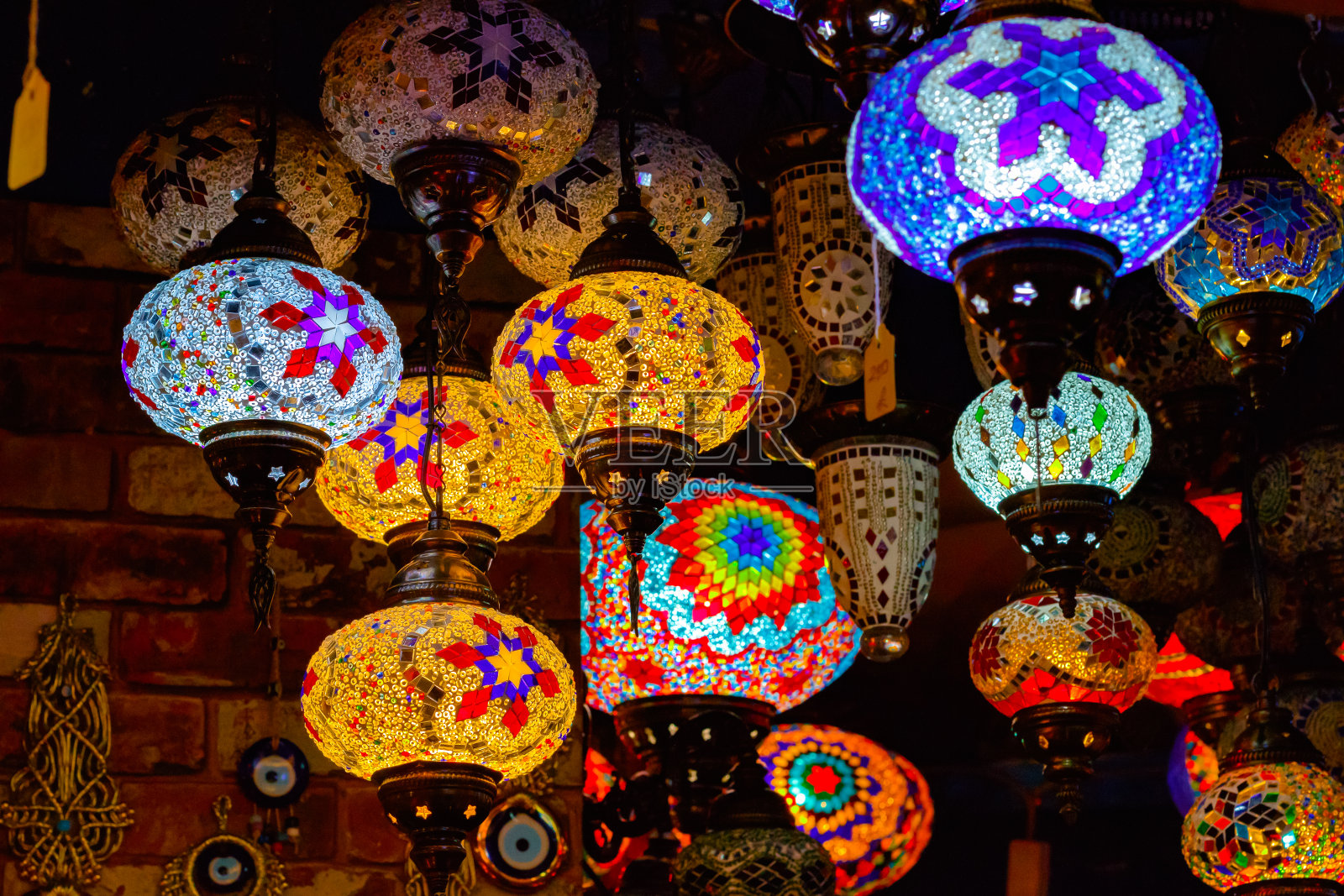 土耳其或摩洛哥玻璃茶灯悬挂灯笼在卡姆登市场展出照片摄影图片