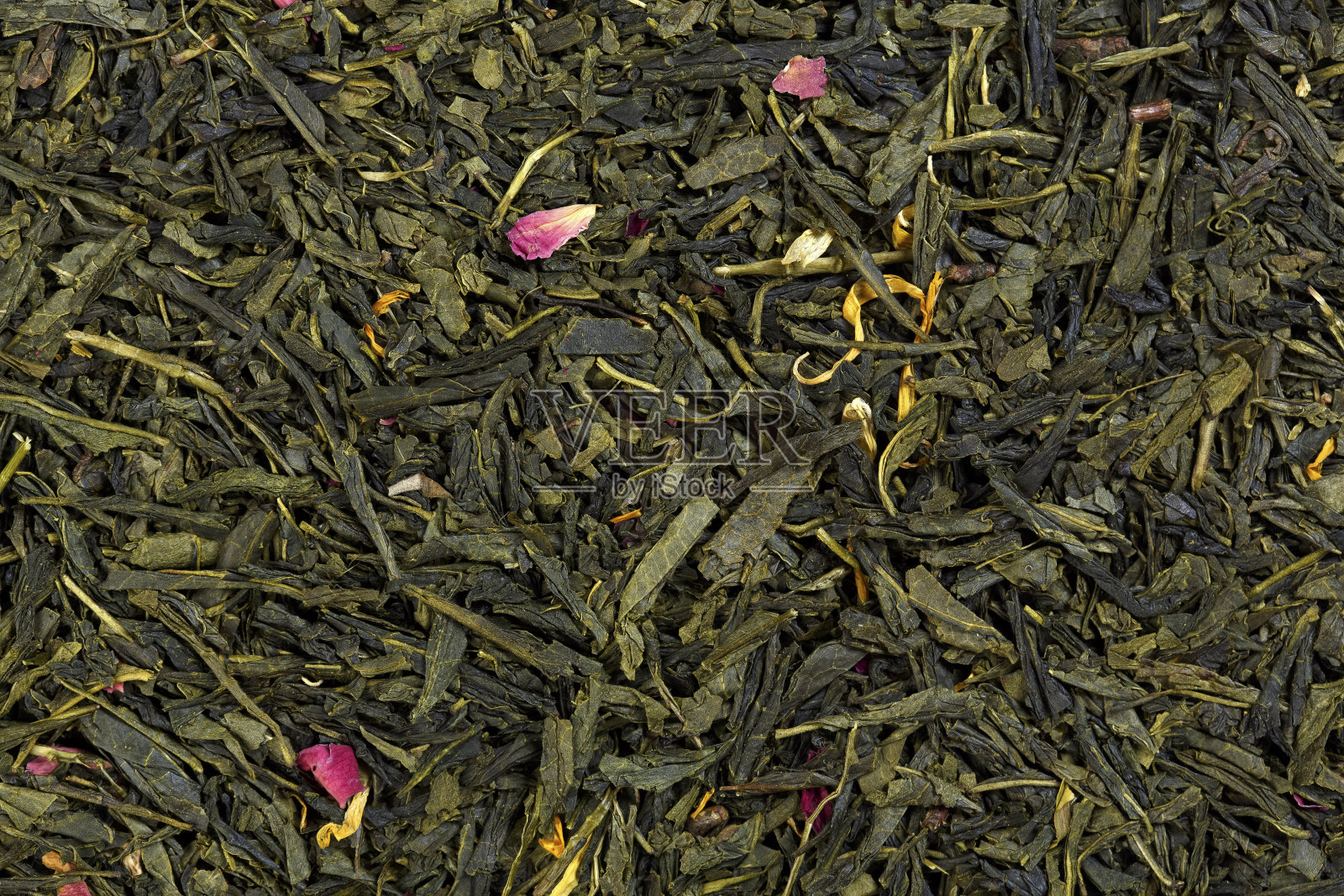 将绿茶与金盏花和玫瑰花瓣混合照片摄影图片