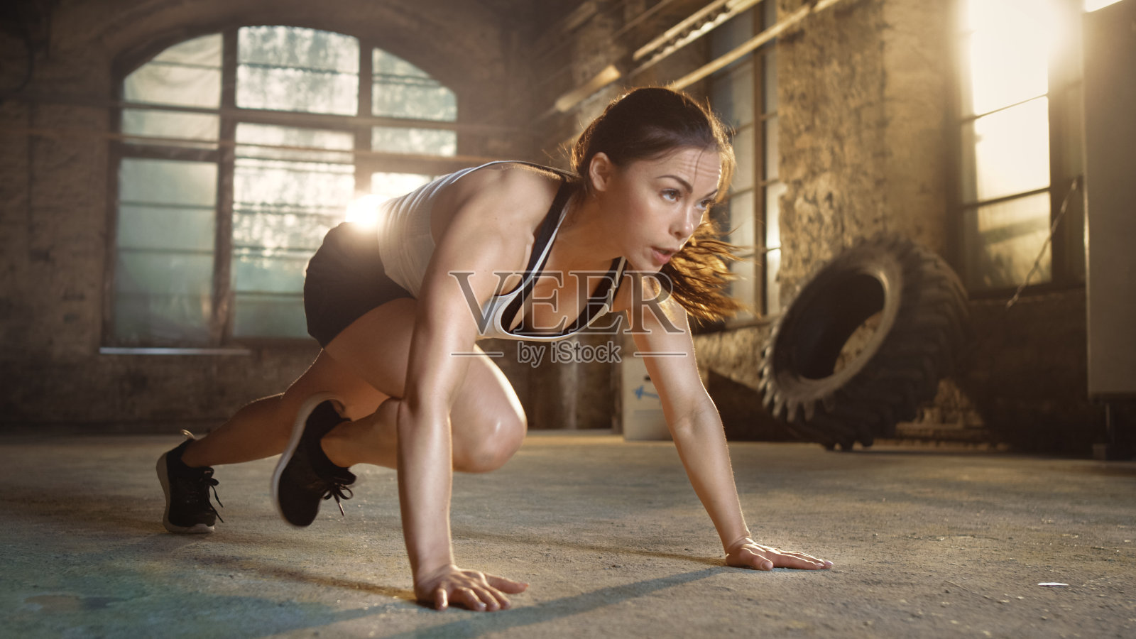 体育美女跑步平板支撑作为她的交叉健身，健身健身房日常训练的一部分。照片摄影图片