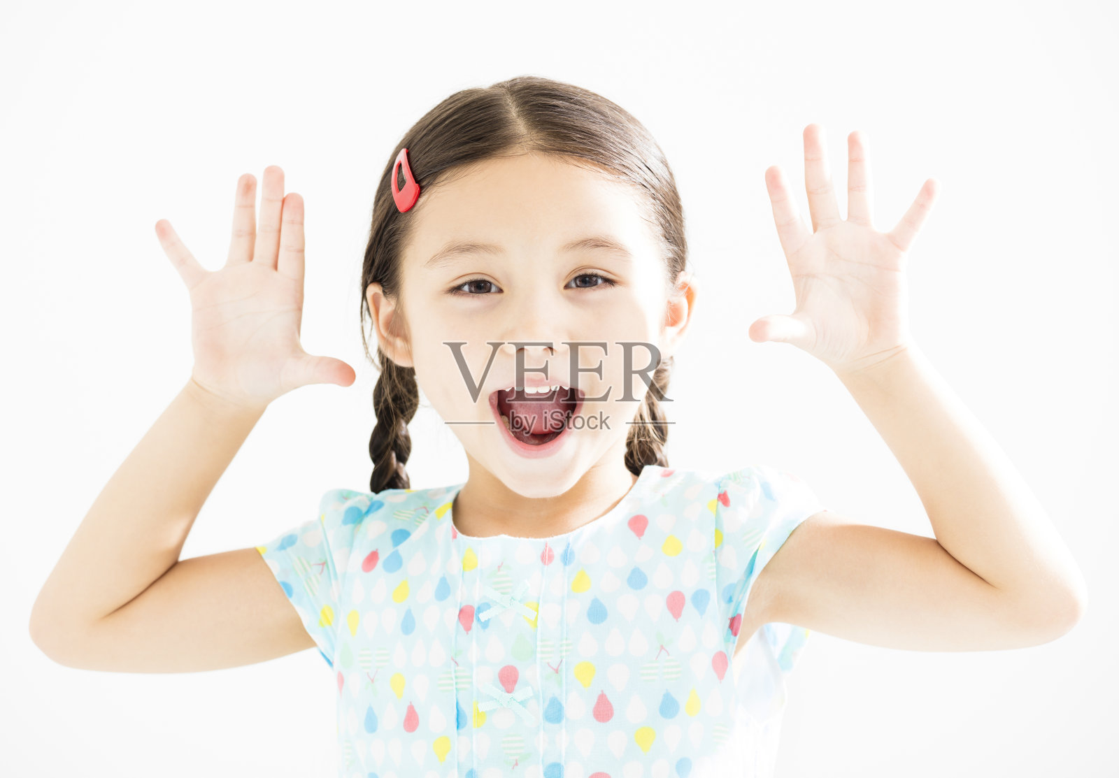 快乐的小女孩举起双手照片摄影图片