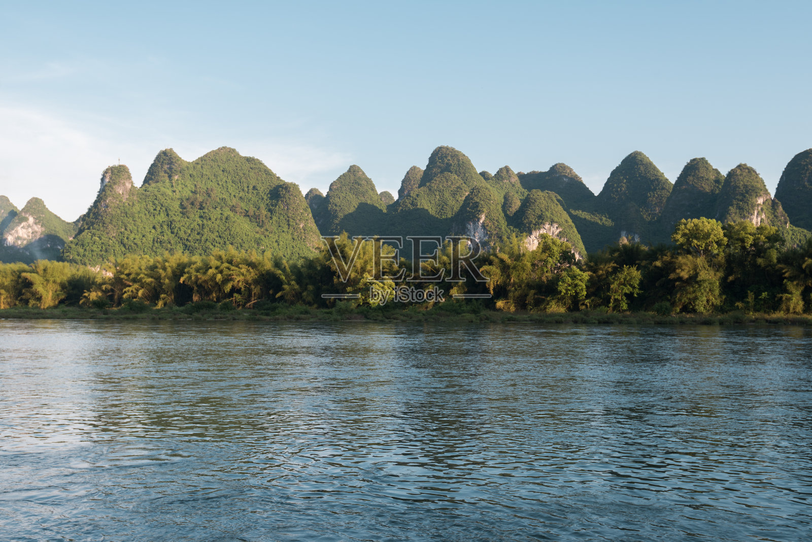 日落时分的漓江和群山，中国桂林照片摄影图片