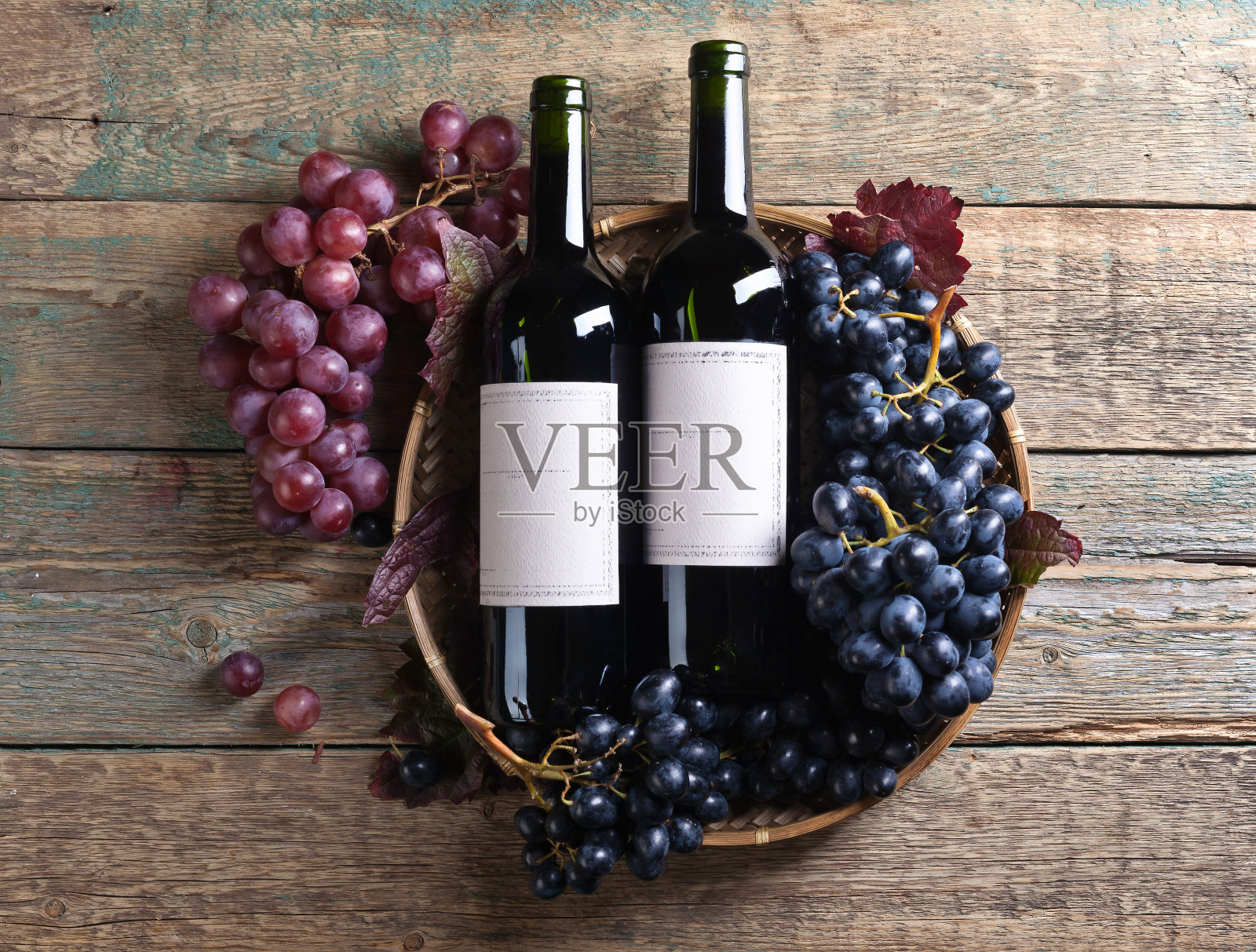 葡萄和红酒。照片摄影图片