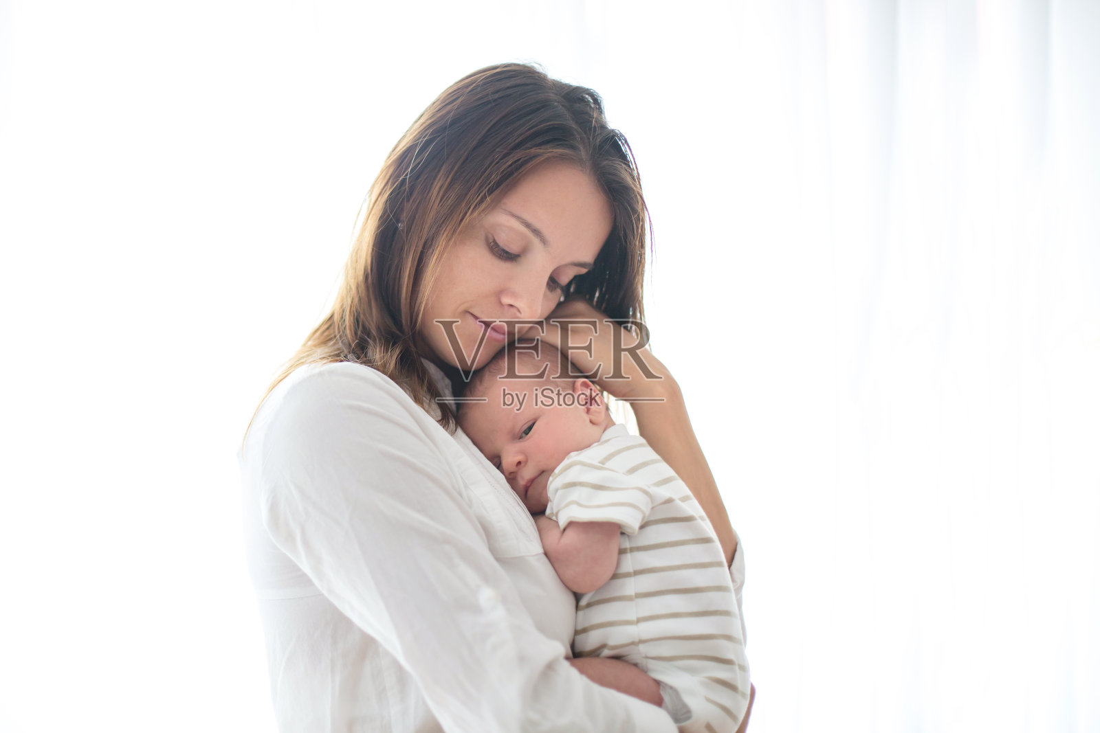 年轻的母亲抱着婴儿-蓝牛仔影像-中国原创广告影像素材