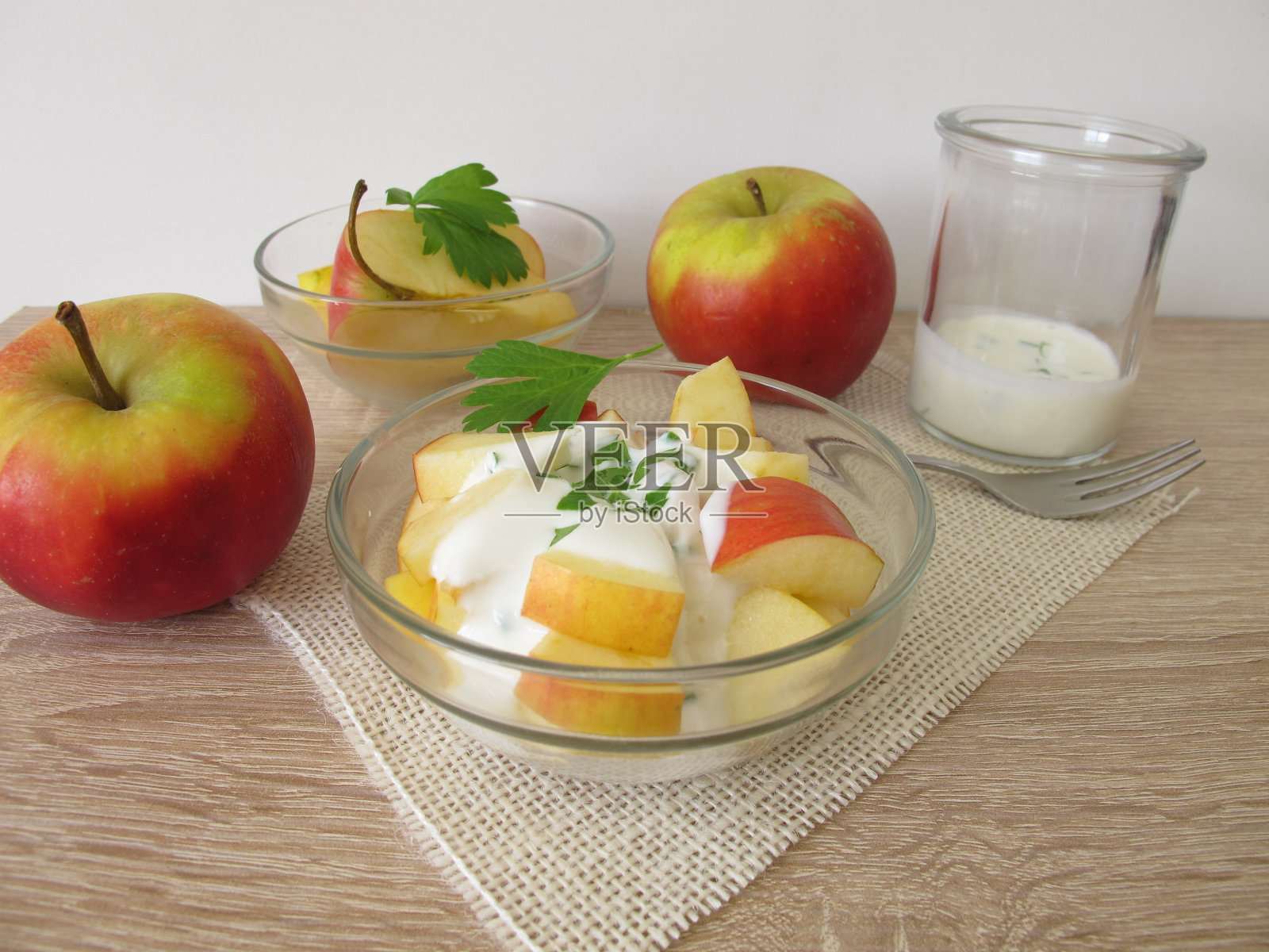 水果沙拉，苹果和芹菜叶，酸奶和苹果醋照片摄影图片