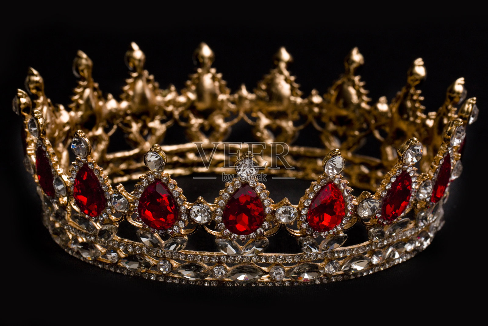 一顶国王或王后的金色王冠照片摄影图片