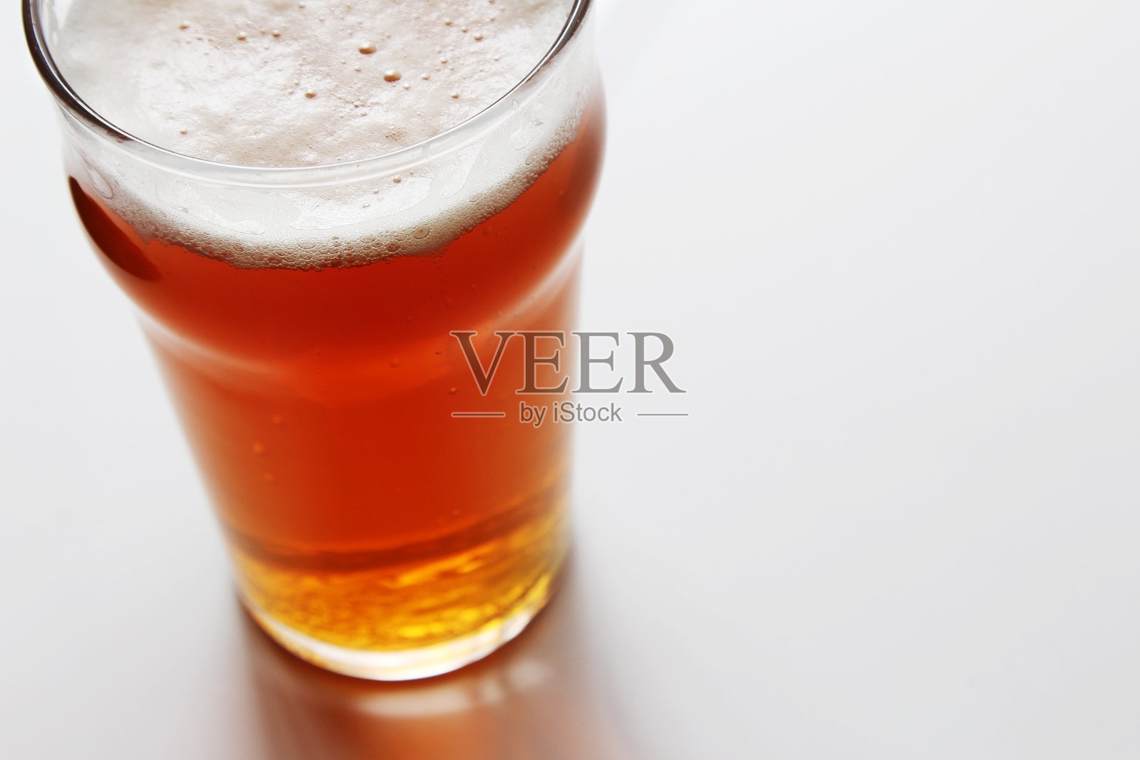 白色的桌子上放着印度淡啤精酿啤酒。照片摄影图片