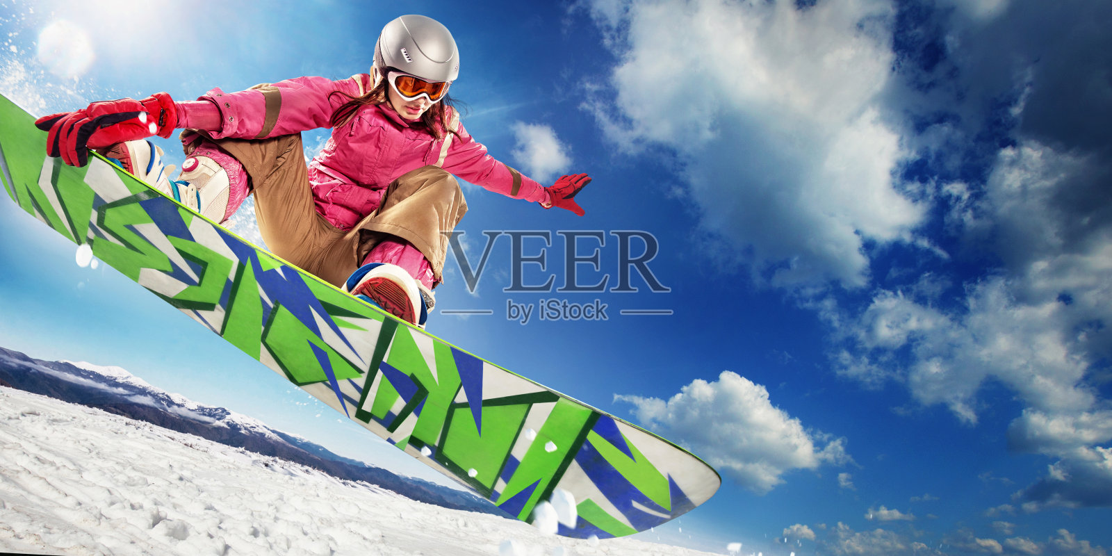 运动背景。滑雪板跳跃的空气与深蓝色的天空背景。照片摄影图片