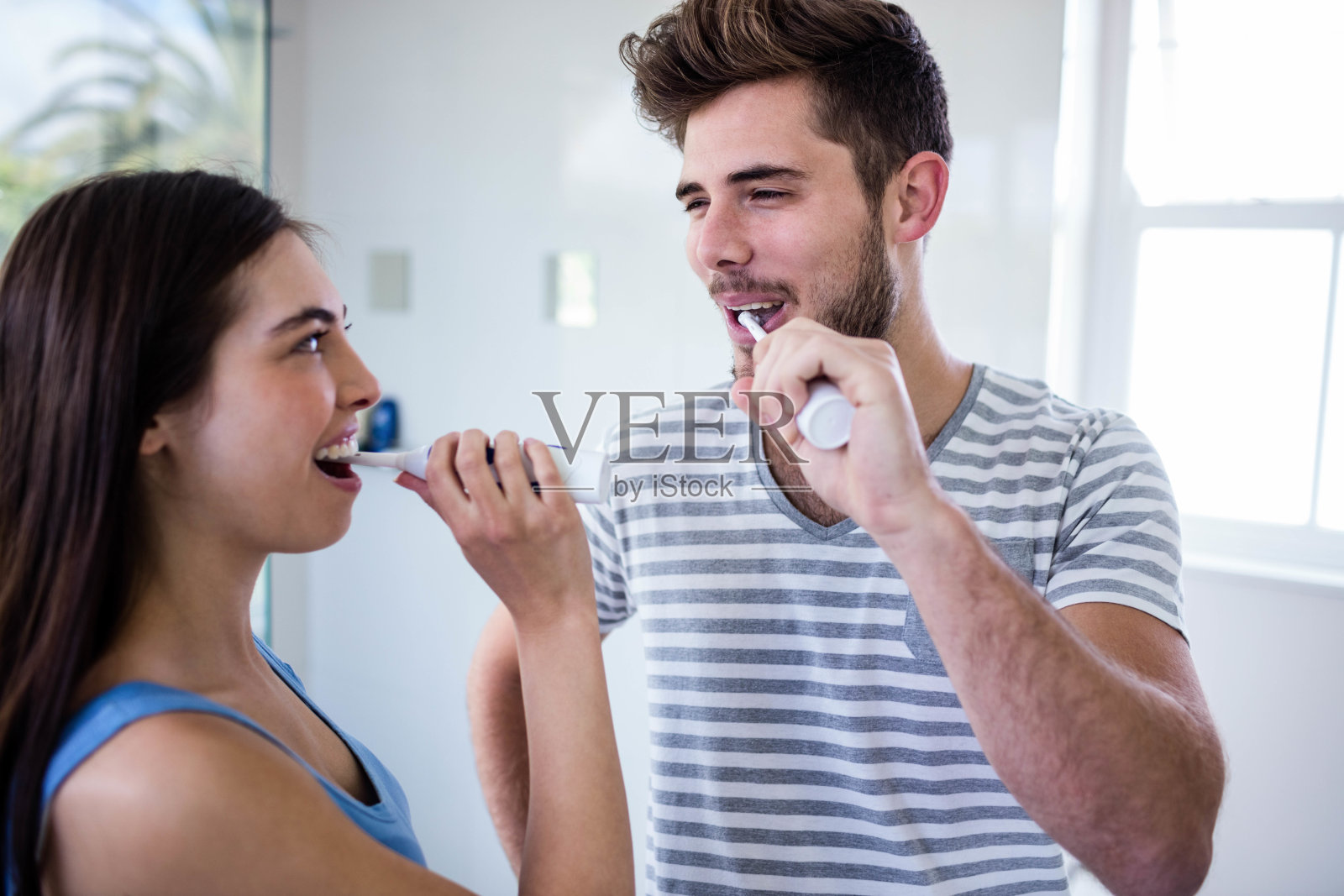 刷牙的夫妇照片摄影图片