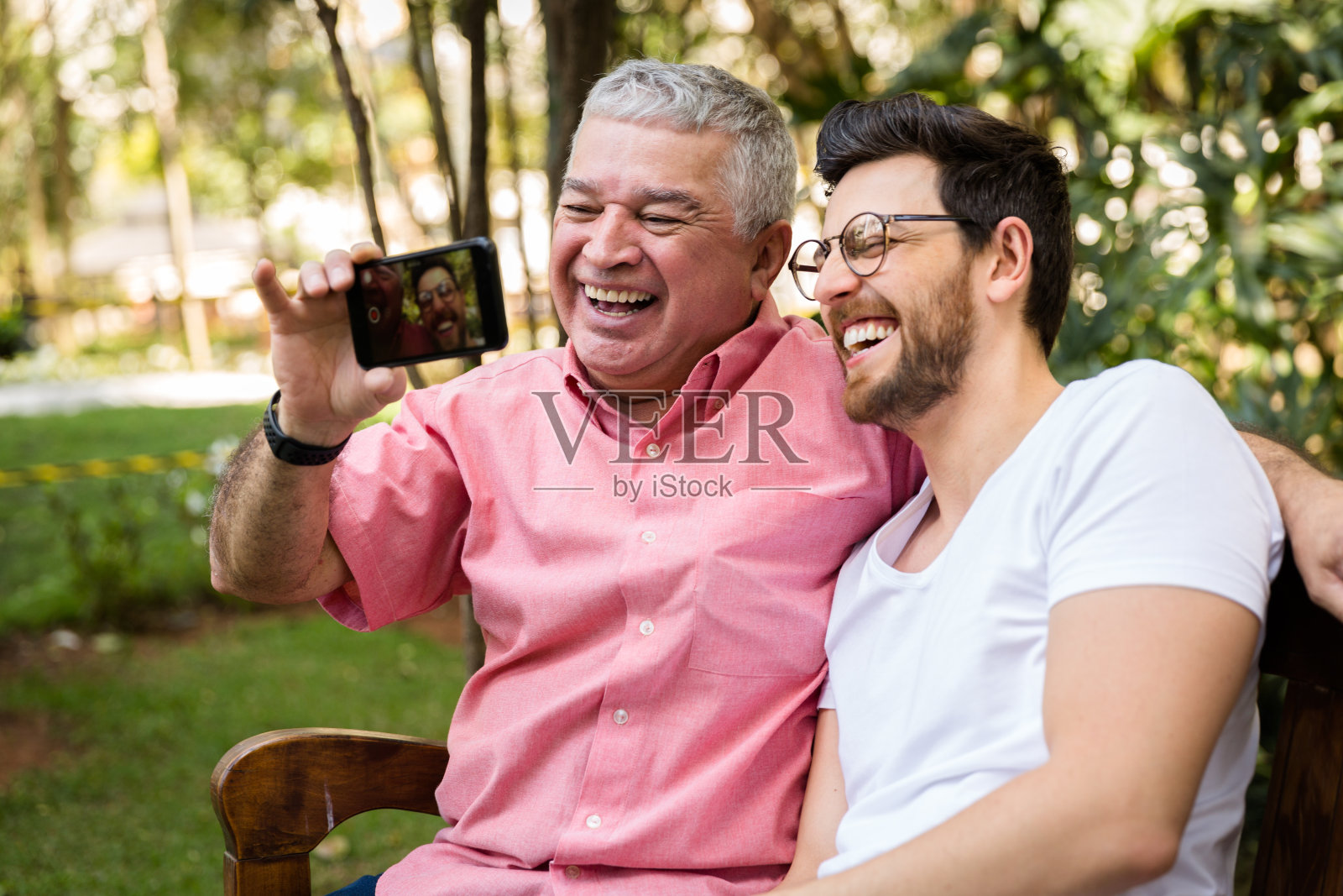 爸爸和儿子在公园自拍，玩得很开心照片摄影图片