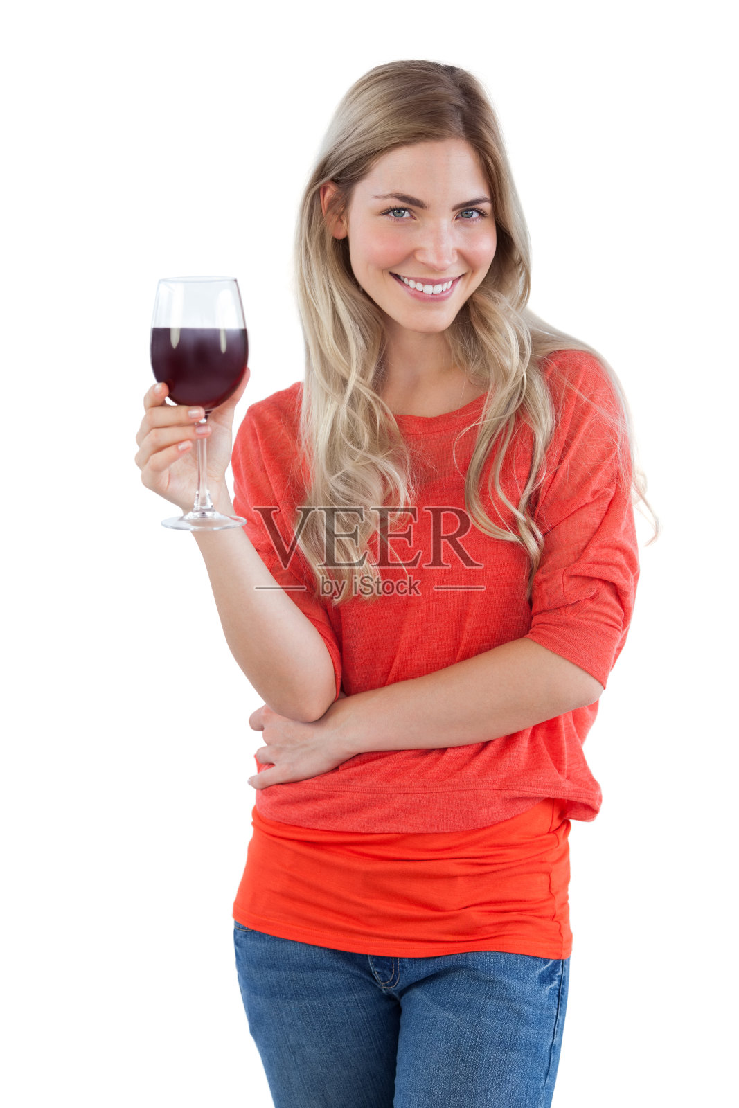 微笑的女人看着镜头拿着红酒杯照片摄影图片