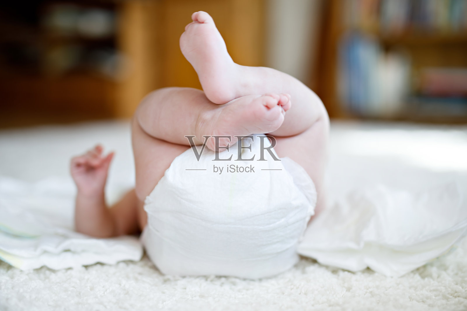 新生儿的脚和腿用尿布照片摄影图片