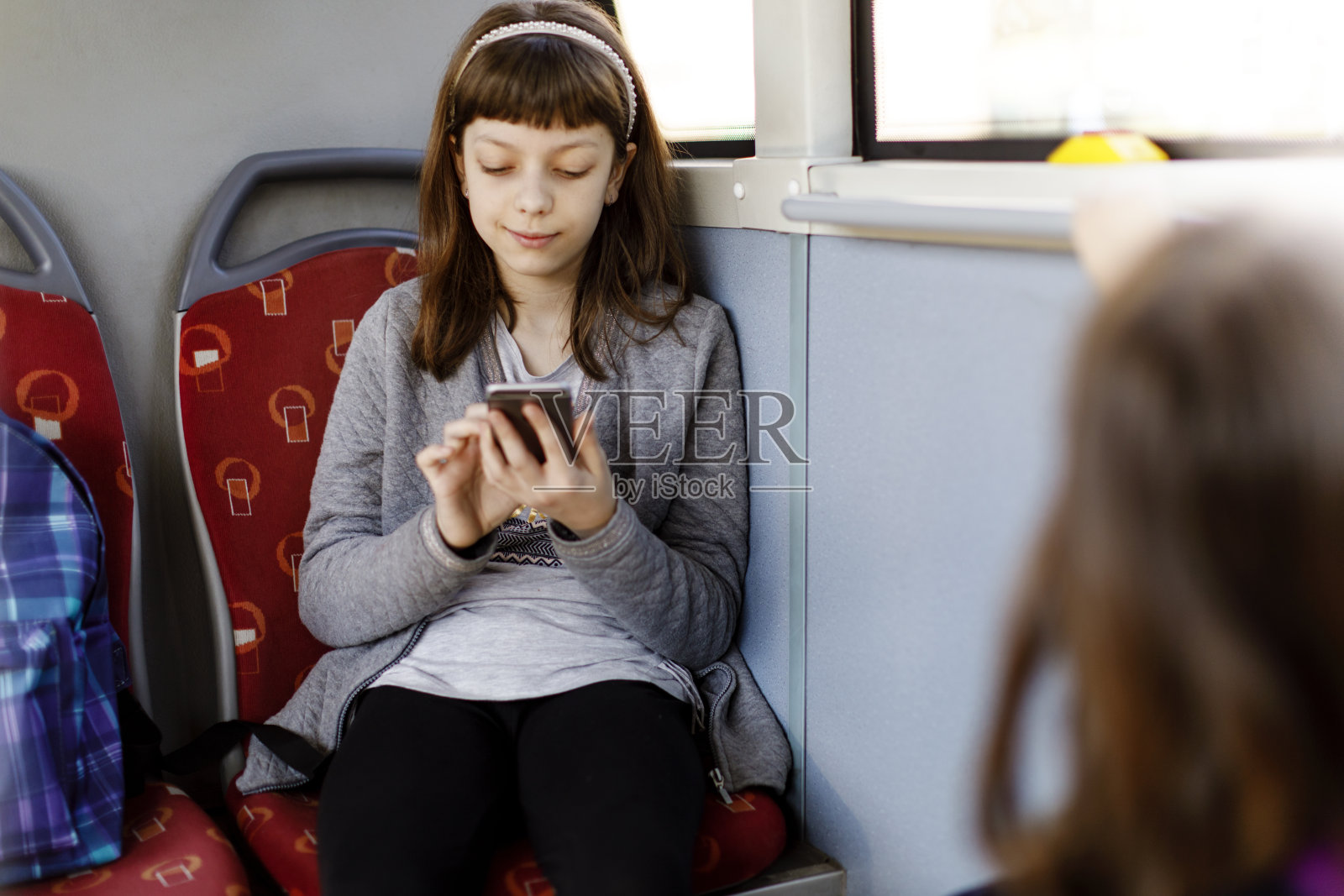 一个年轻女孩在公交车上发短信照片摄影图片
