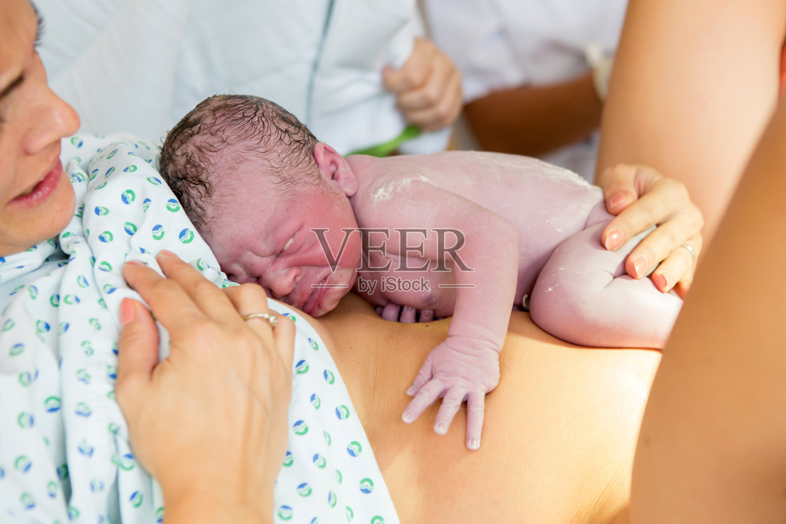 快乐的妈妈，让她的宝宝在出生后几秒内肌肤接触照片摄影图片