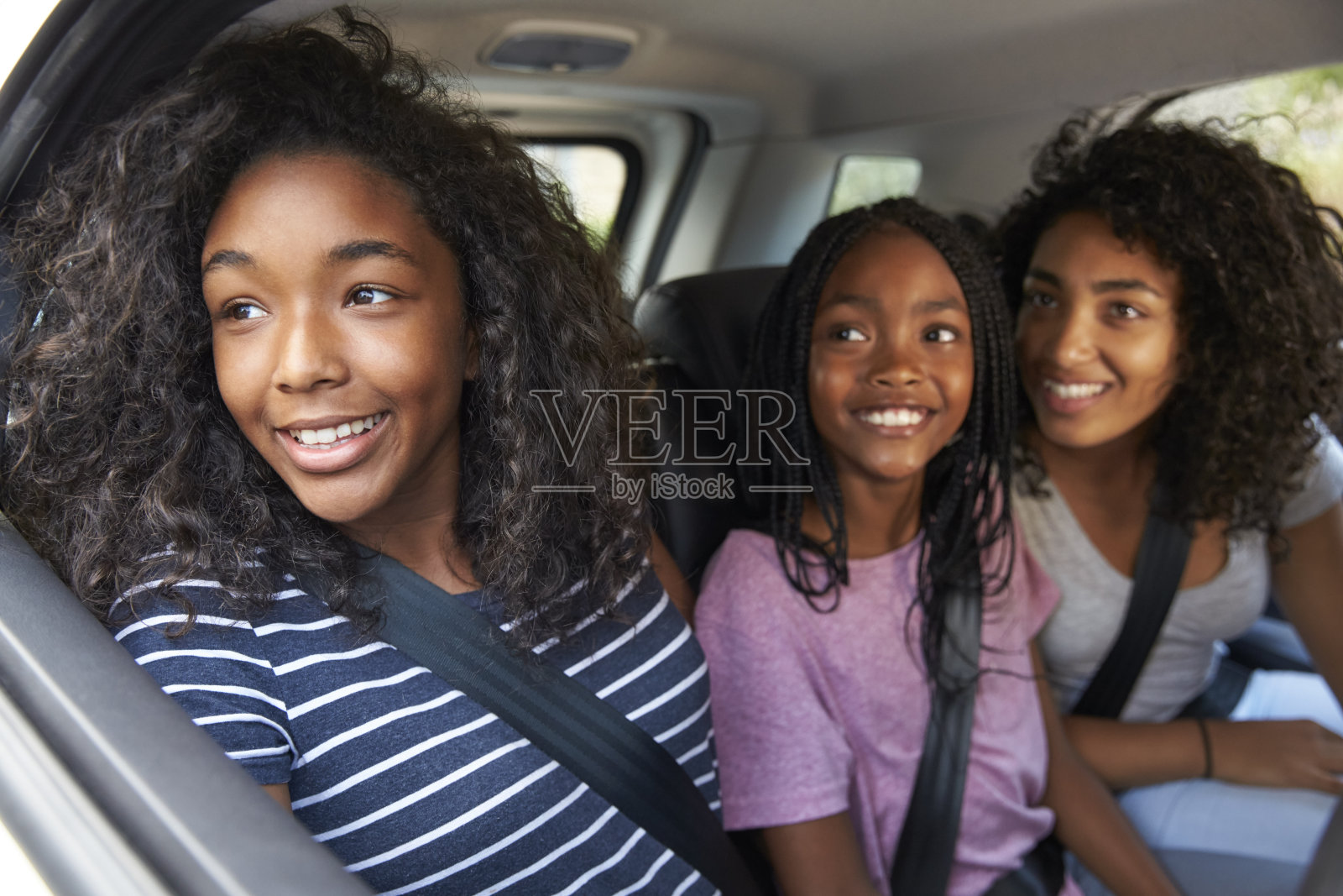 家庭与十几岁的孩子在汽车上的公路旅行照片摄影图片